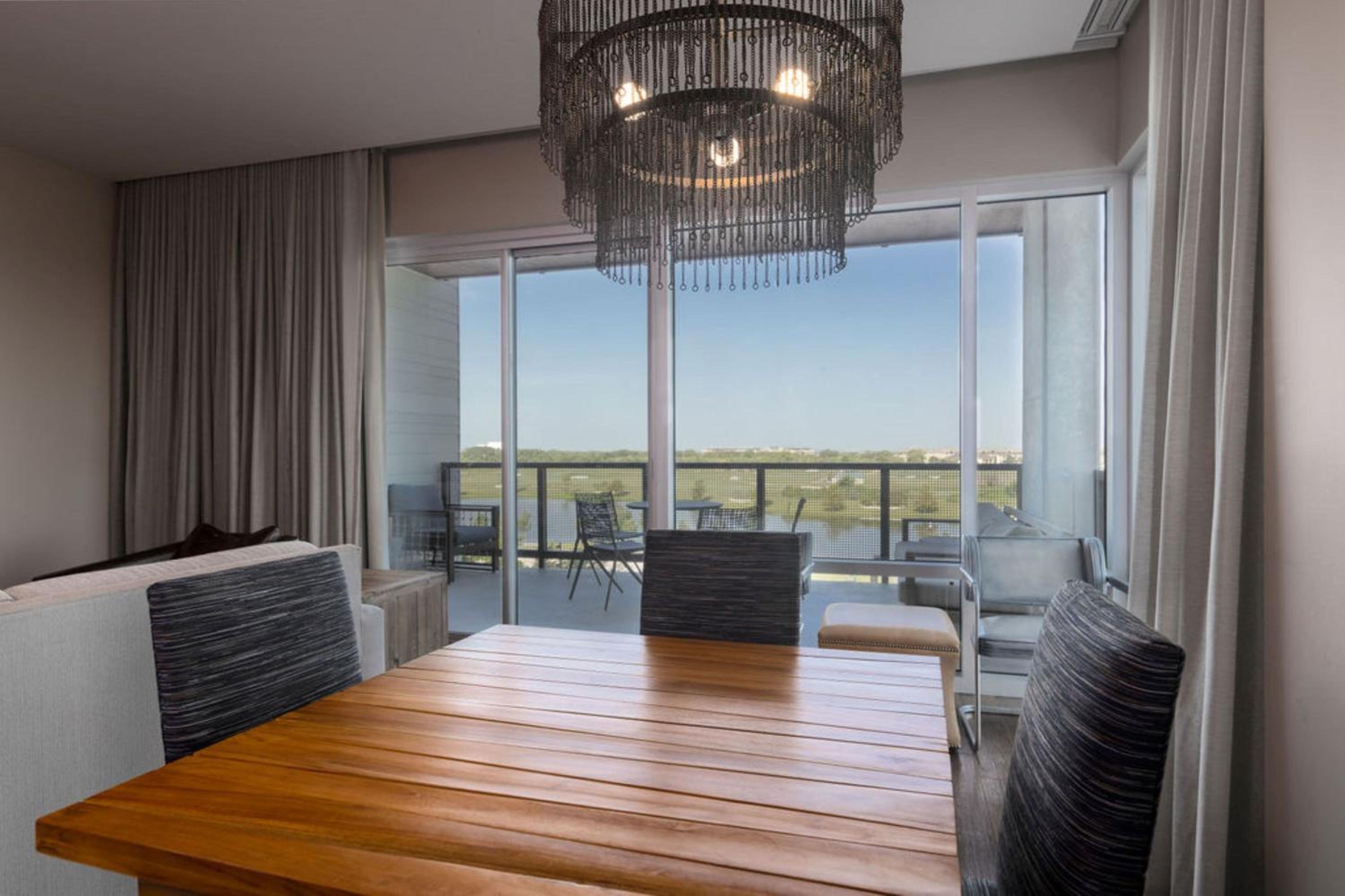 Celestial King Suite with Balcony and Lake View photo 3