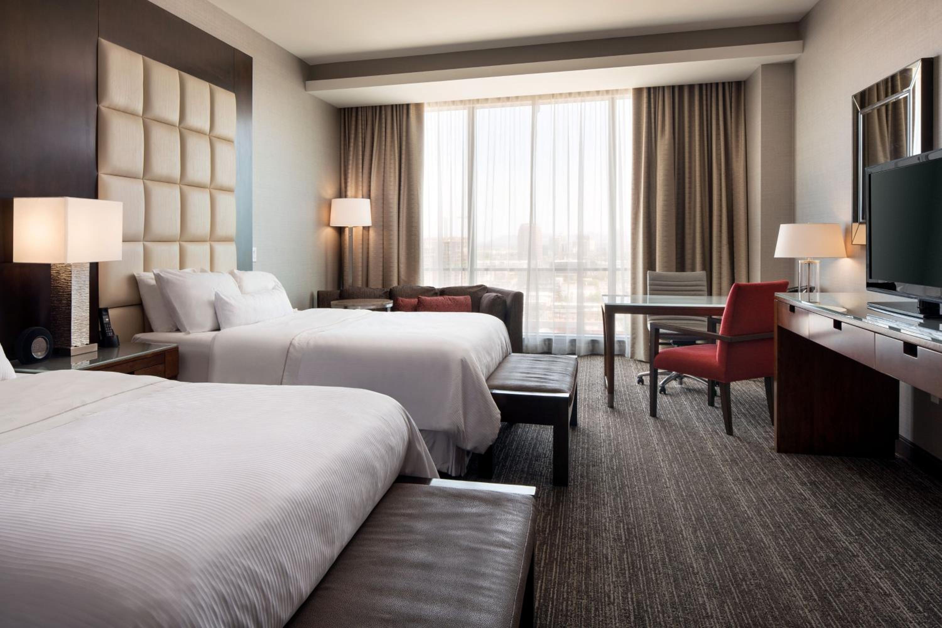 Deluxe Room, Guest room, 2 Queen, City view - Photo 4