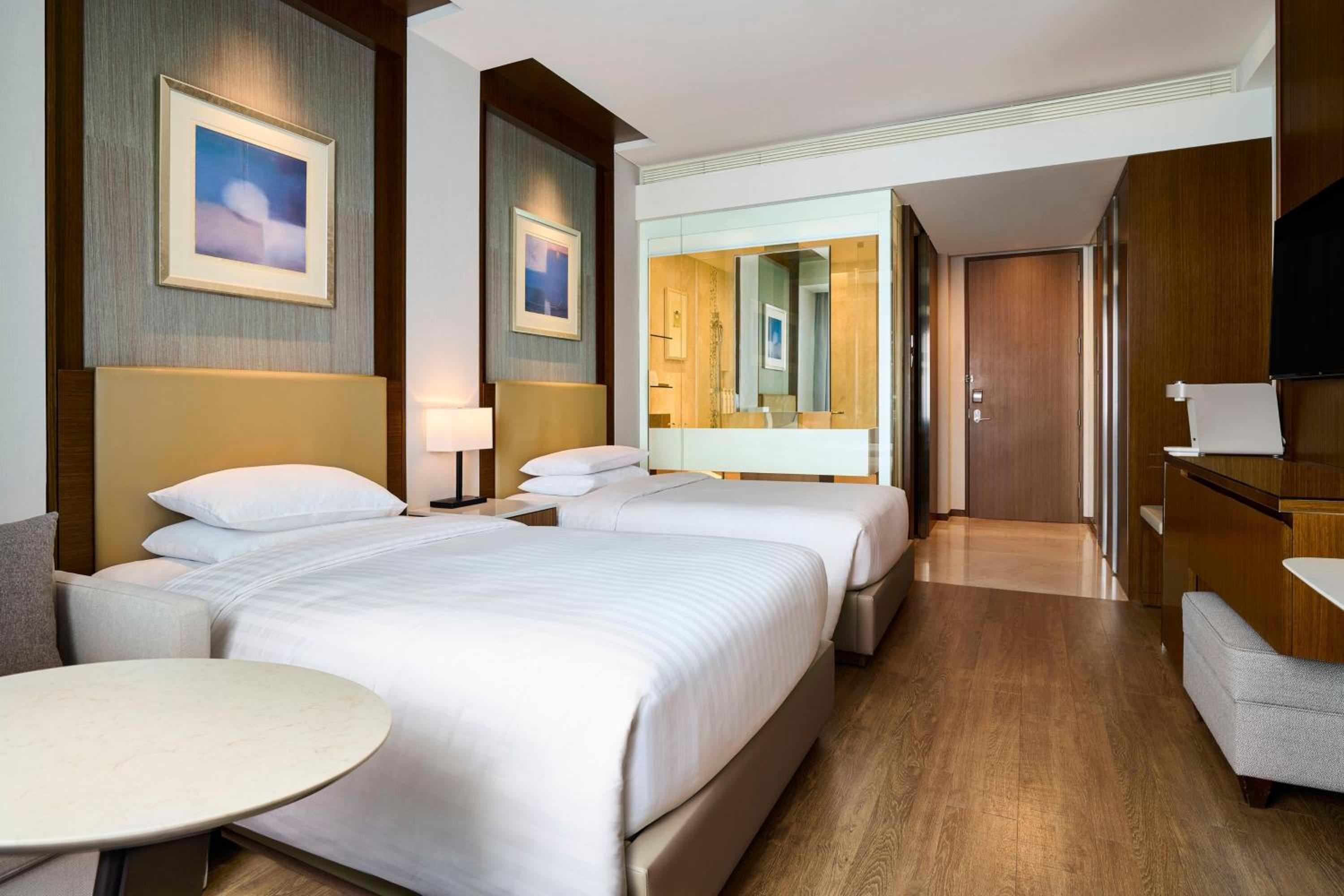 Deluxe Room 2 Twin - Photo 4