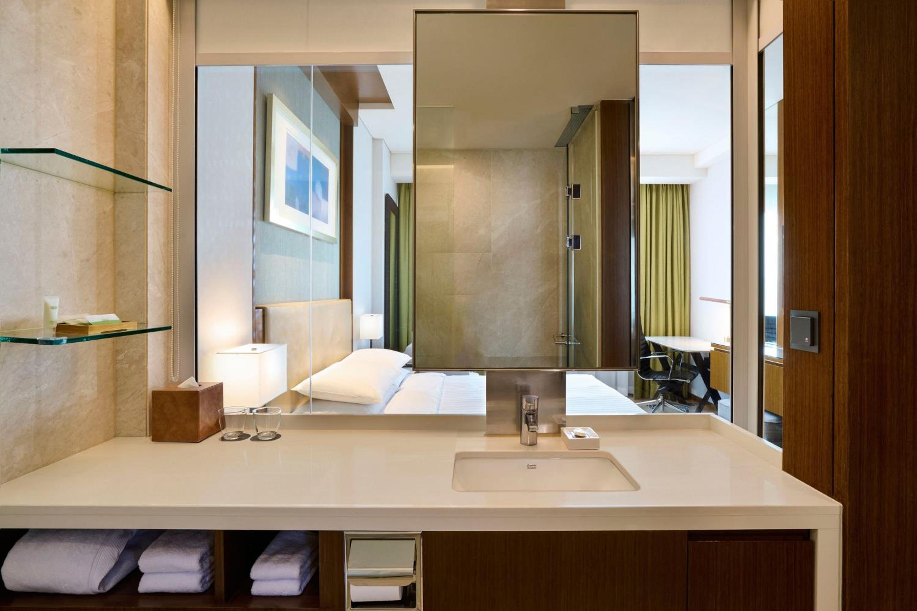 Deluxe Room 1 King - Photo 5