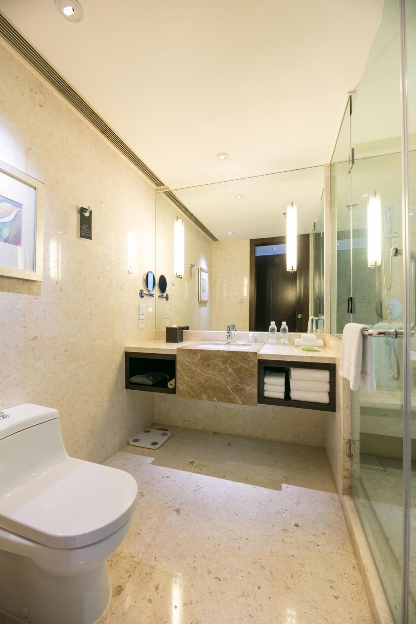 Deluxe King Room, Guest room, 1 King, City view - Photo 2