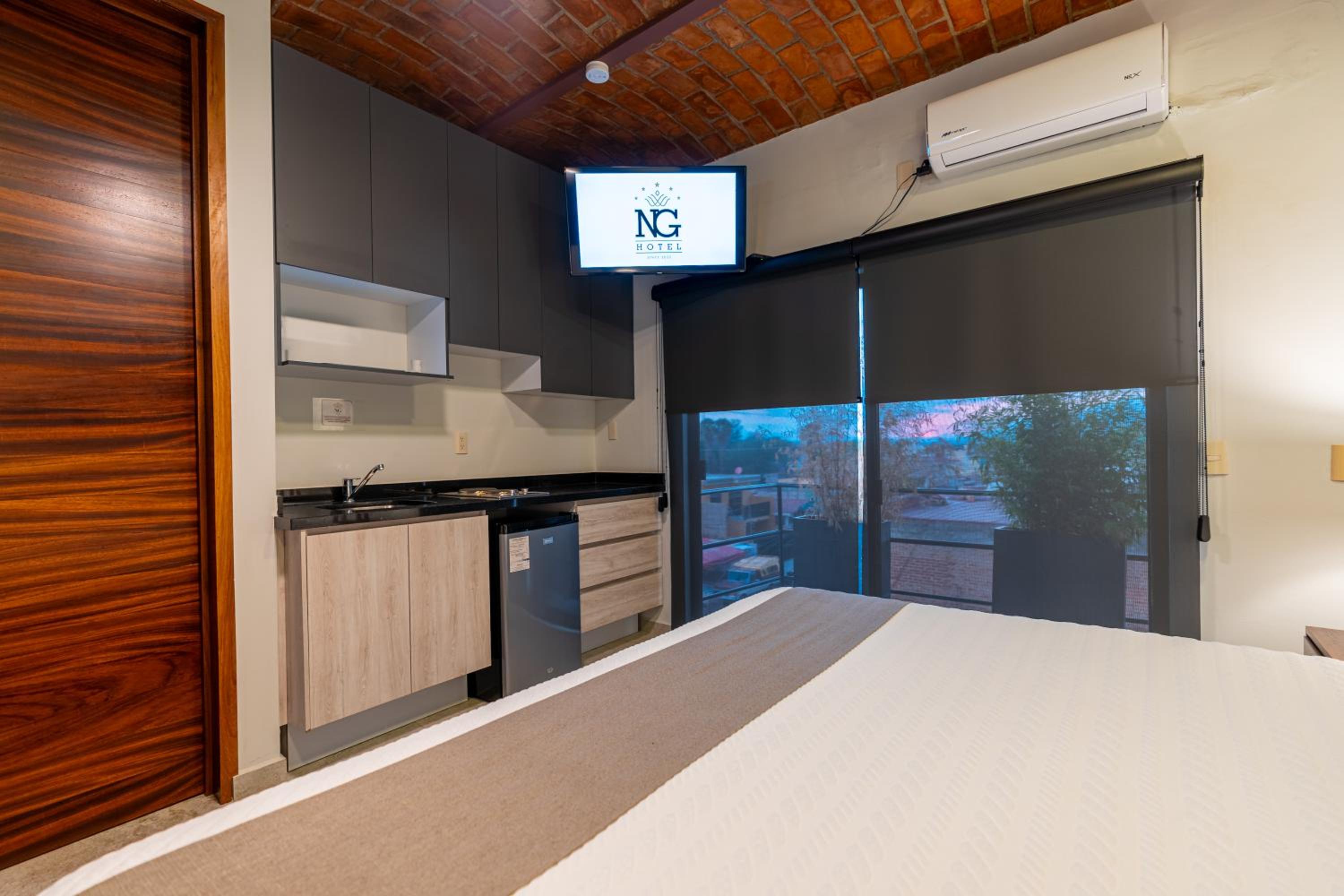 Deluxe Room (2 Adults + 1 Child) - Photo 3