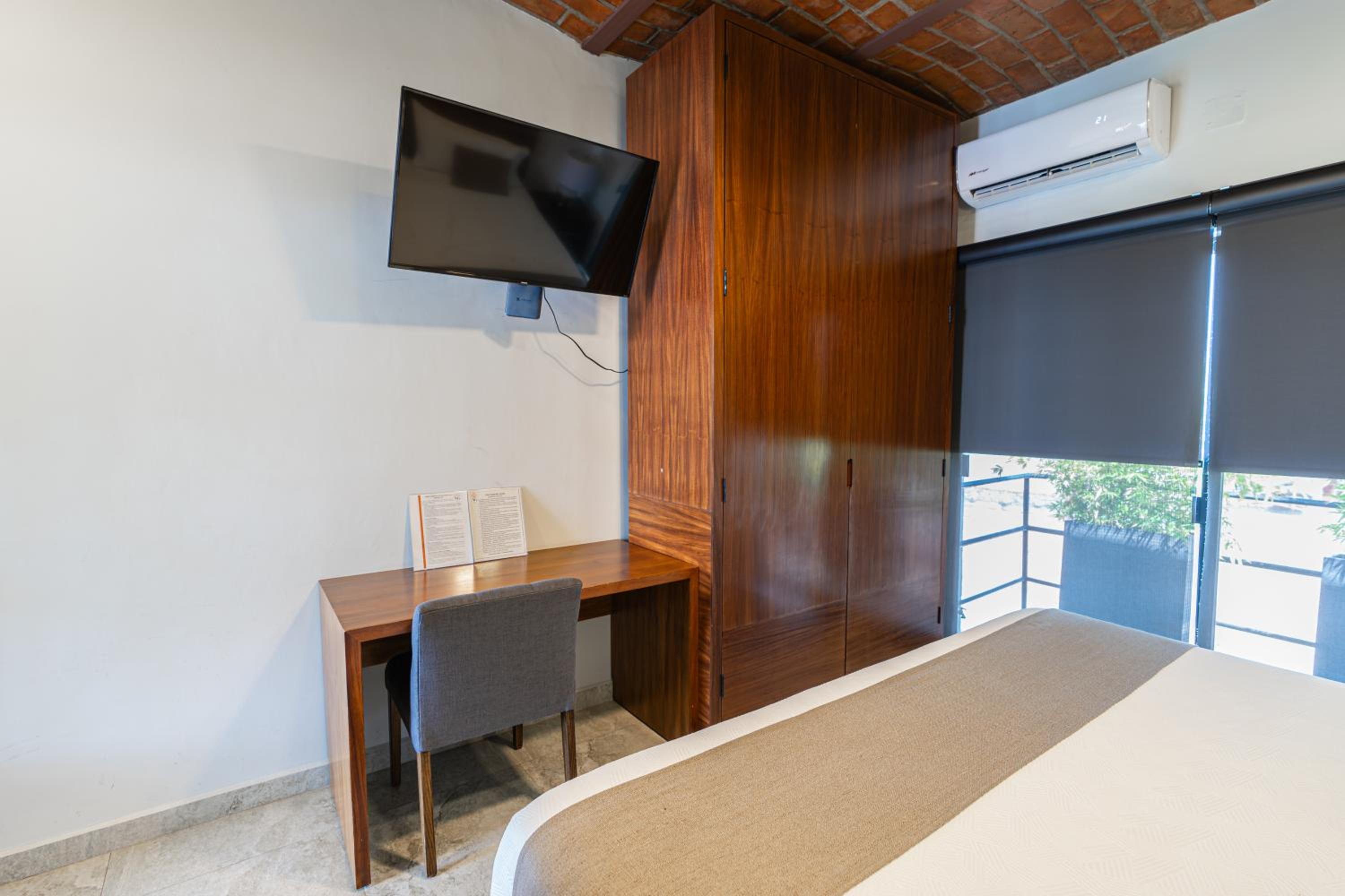 Deluxe Room (2 Adults + 1 Child) - Photo 10
