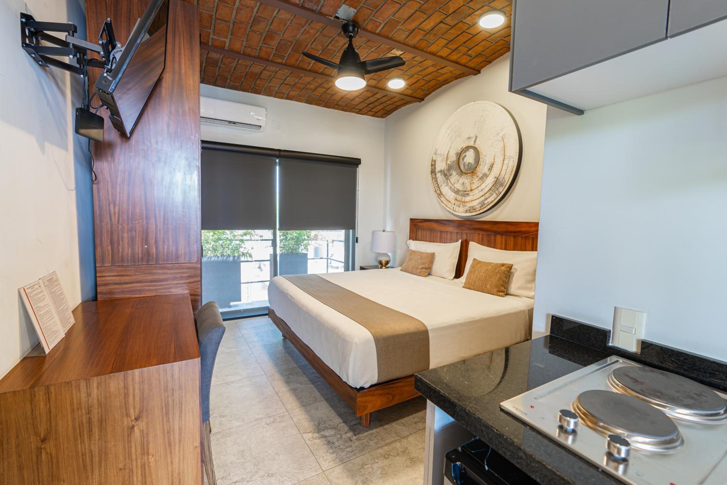 Deluxe Room (2 Adults + 1 Child) - Photo 1