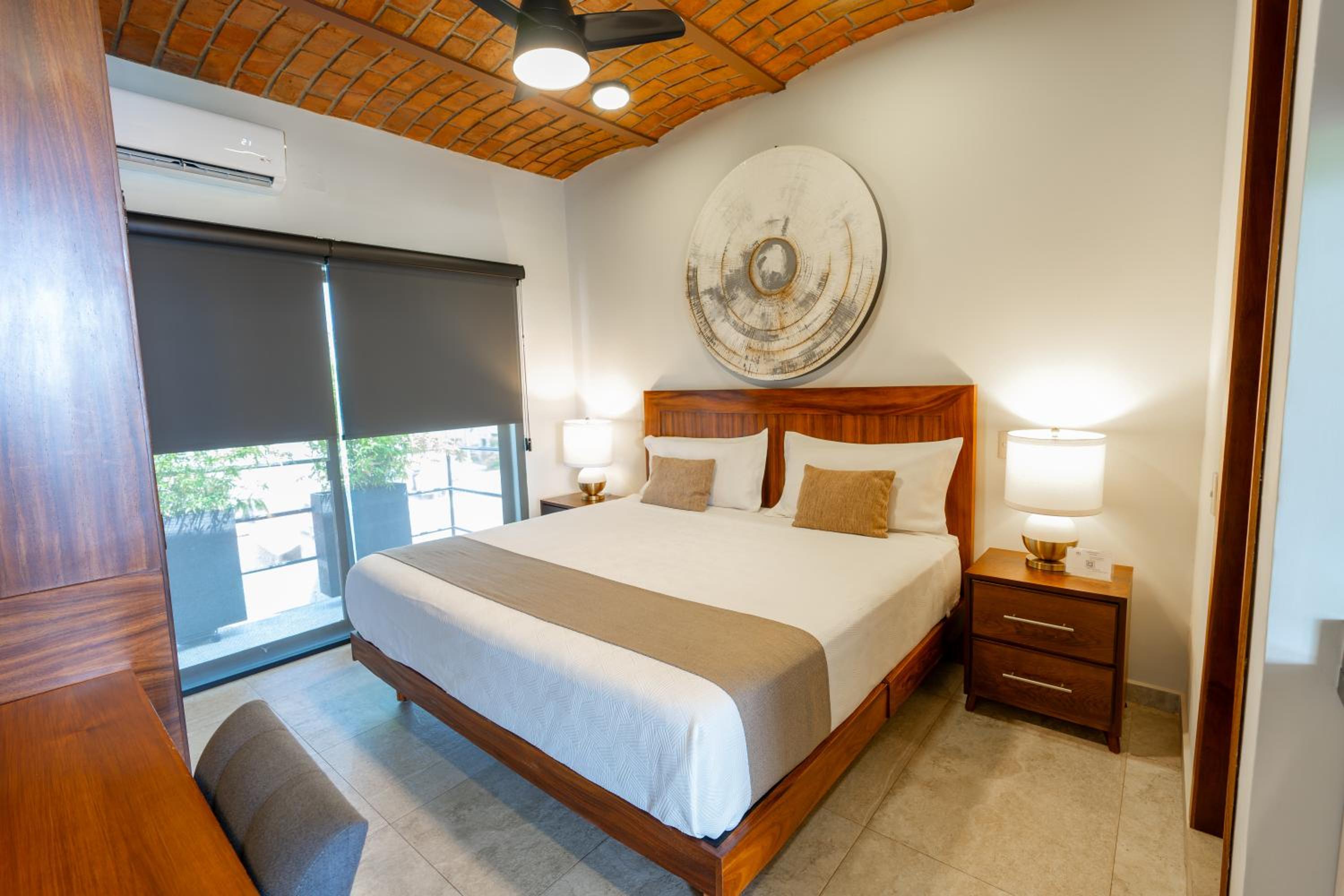 Deluxe Room (2 Adults + 1 Child) - Photo 12