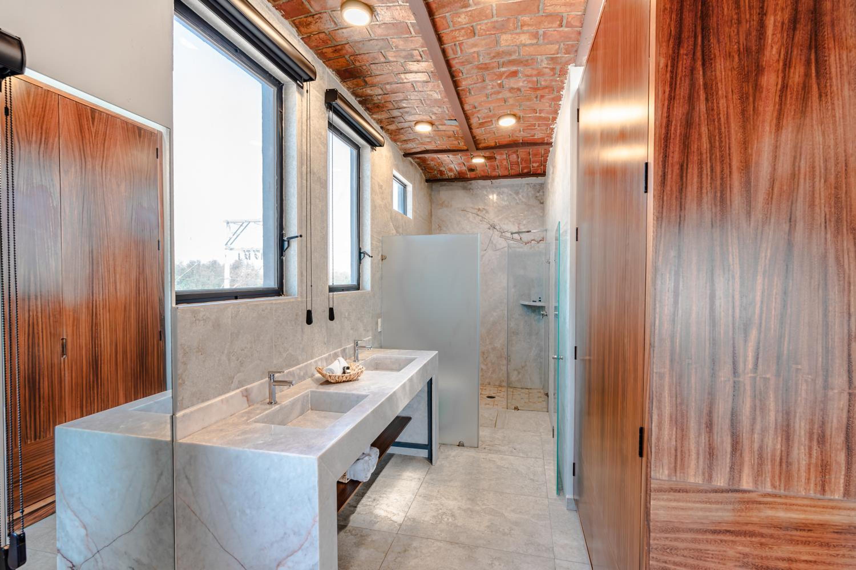 Suite - Photo 6