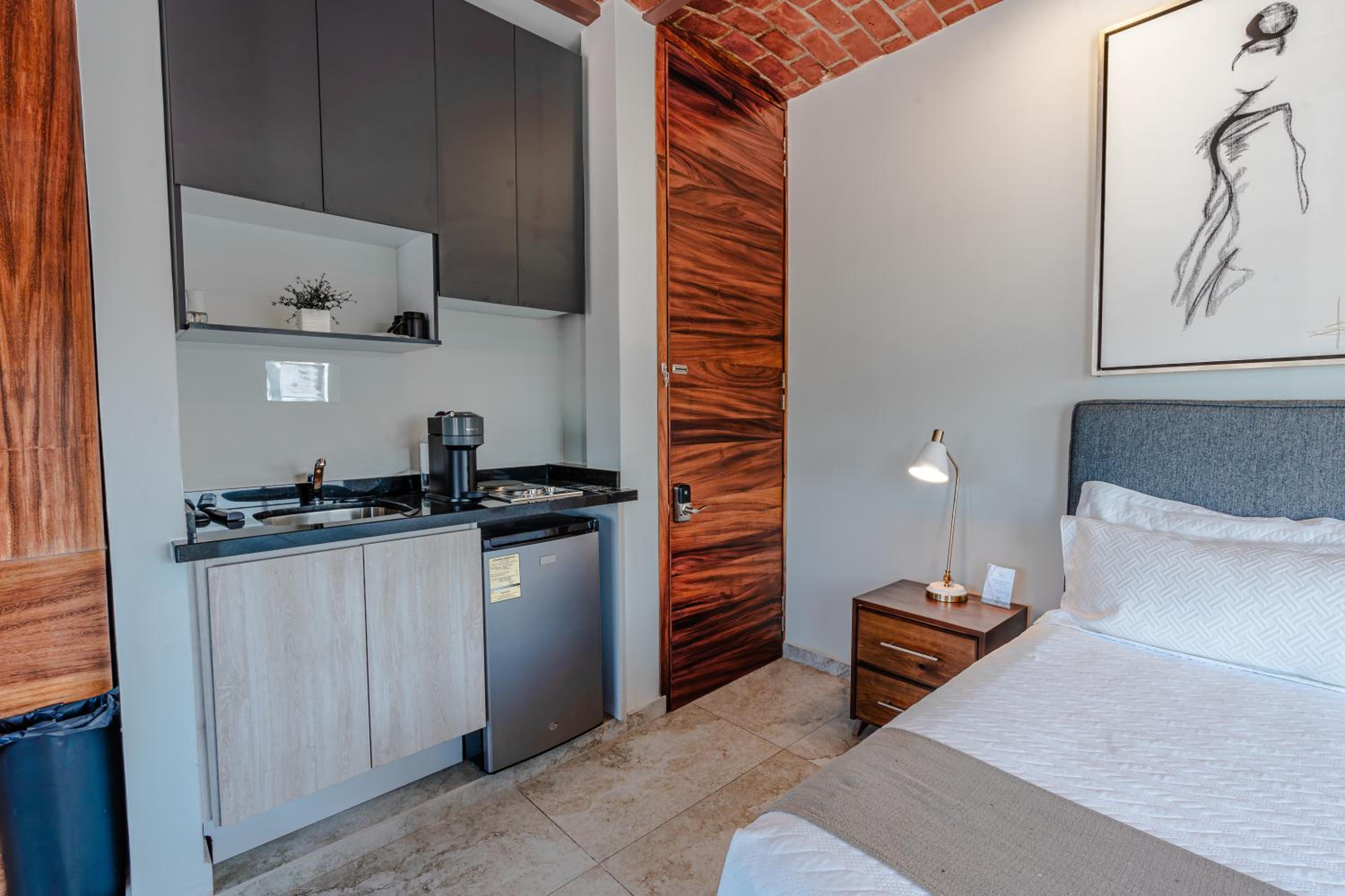 Suite - Photo 3