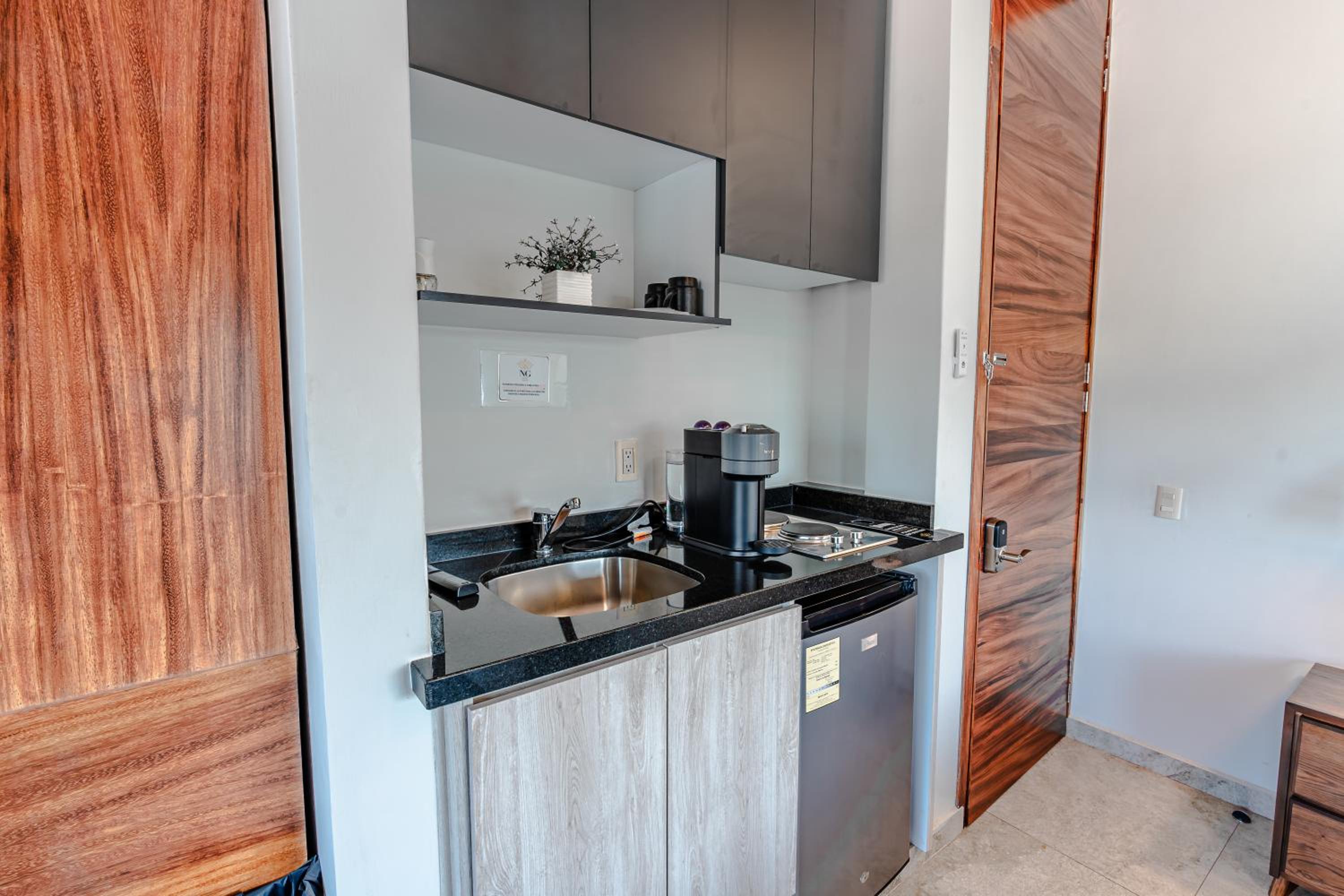 Suite - Photo 2