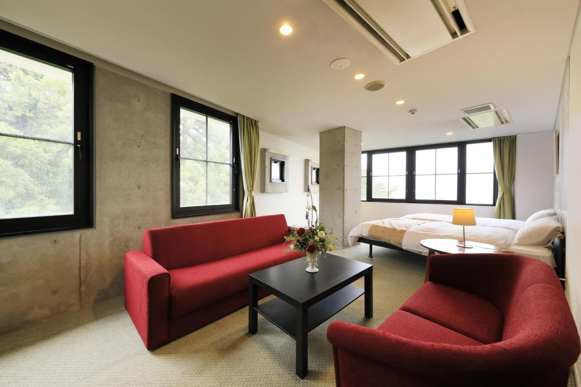 Wide Corner Room photo 1