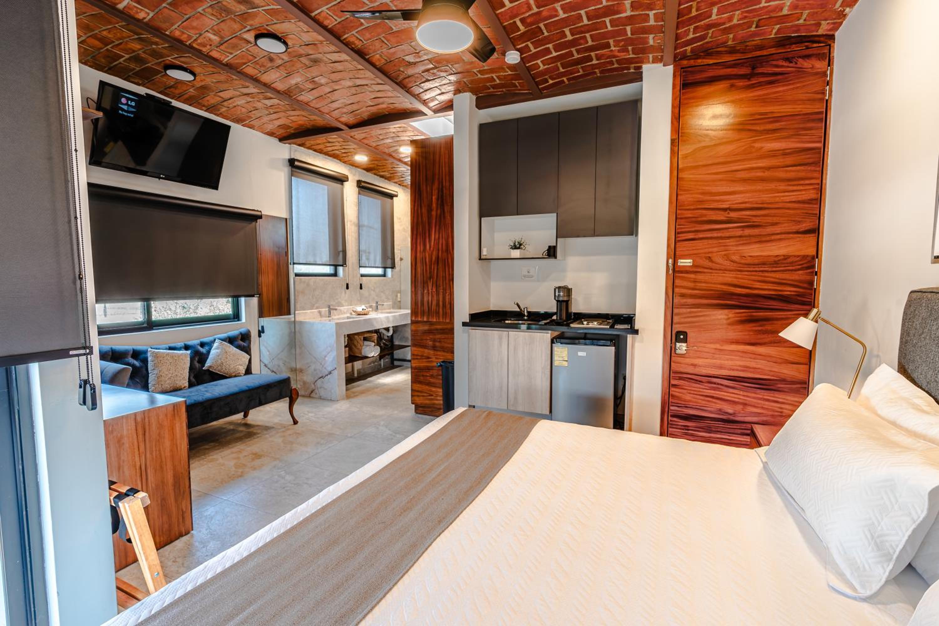 Suite - Photo 1