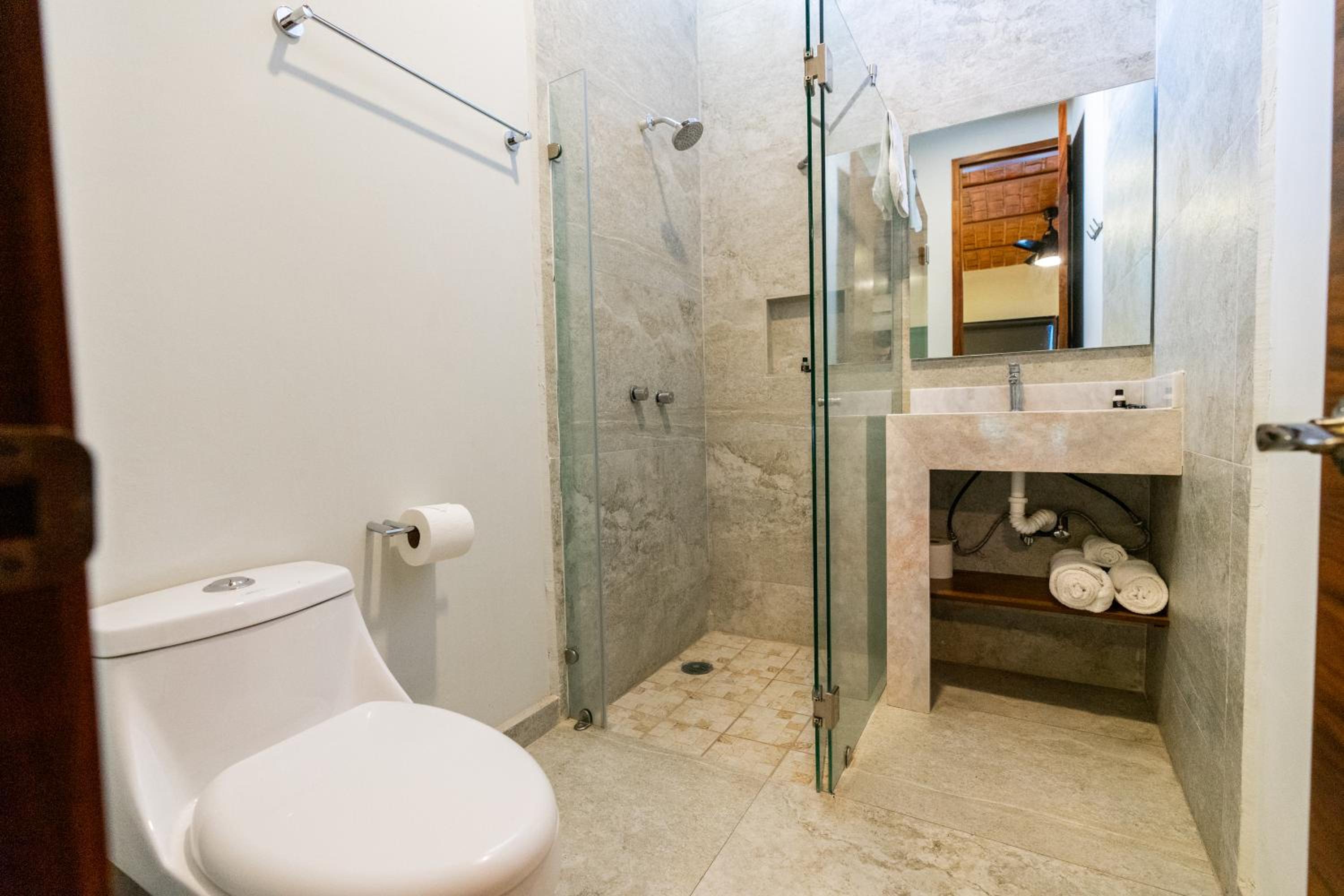 Deluxe Room (2 Adults + 1 Child) - Photo 6