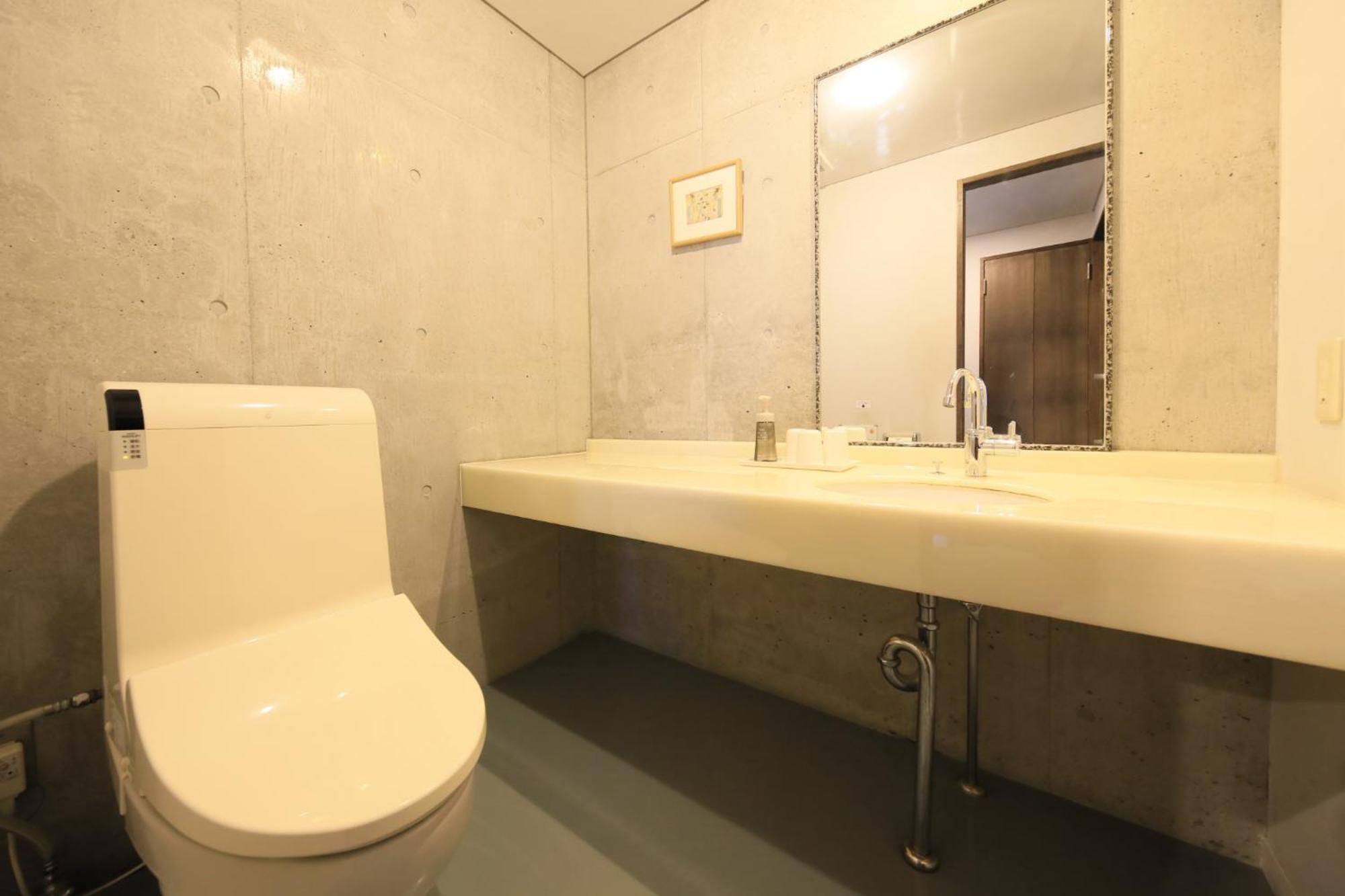Wide Corner Room photo 2