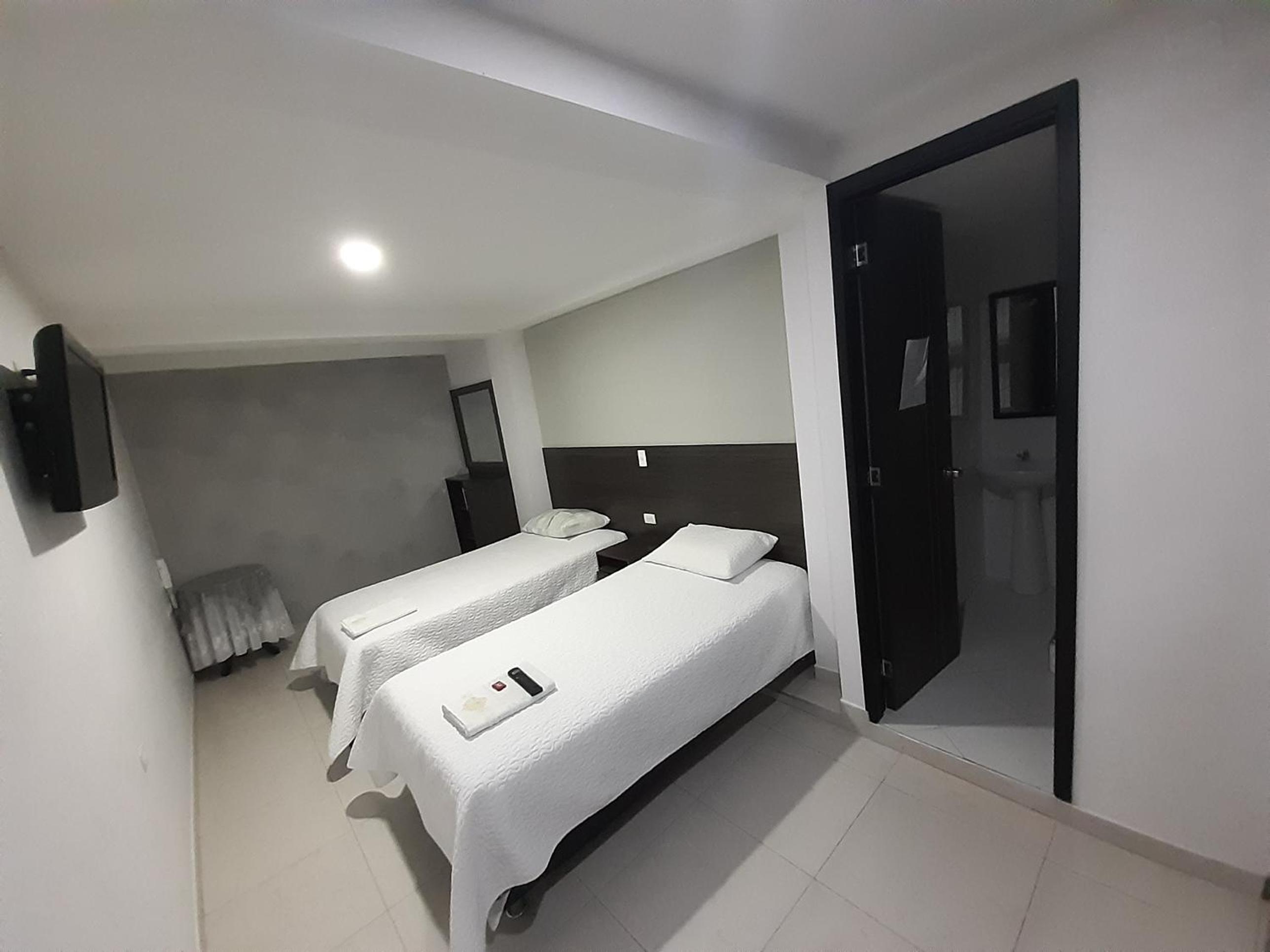 Standard Twin Room With Shared Bathroom photo 2