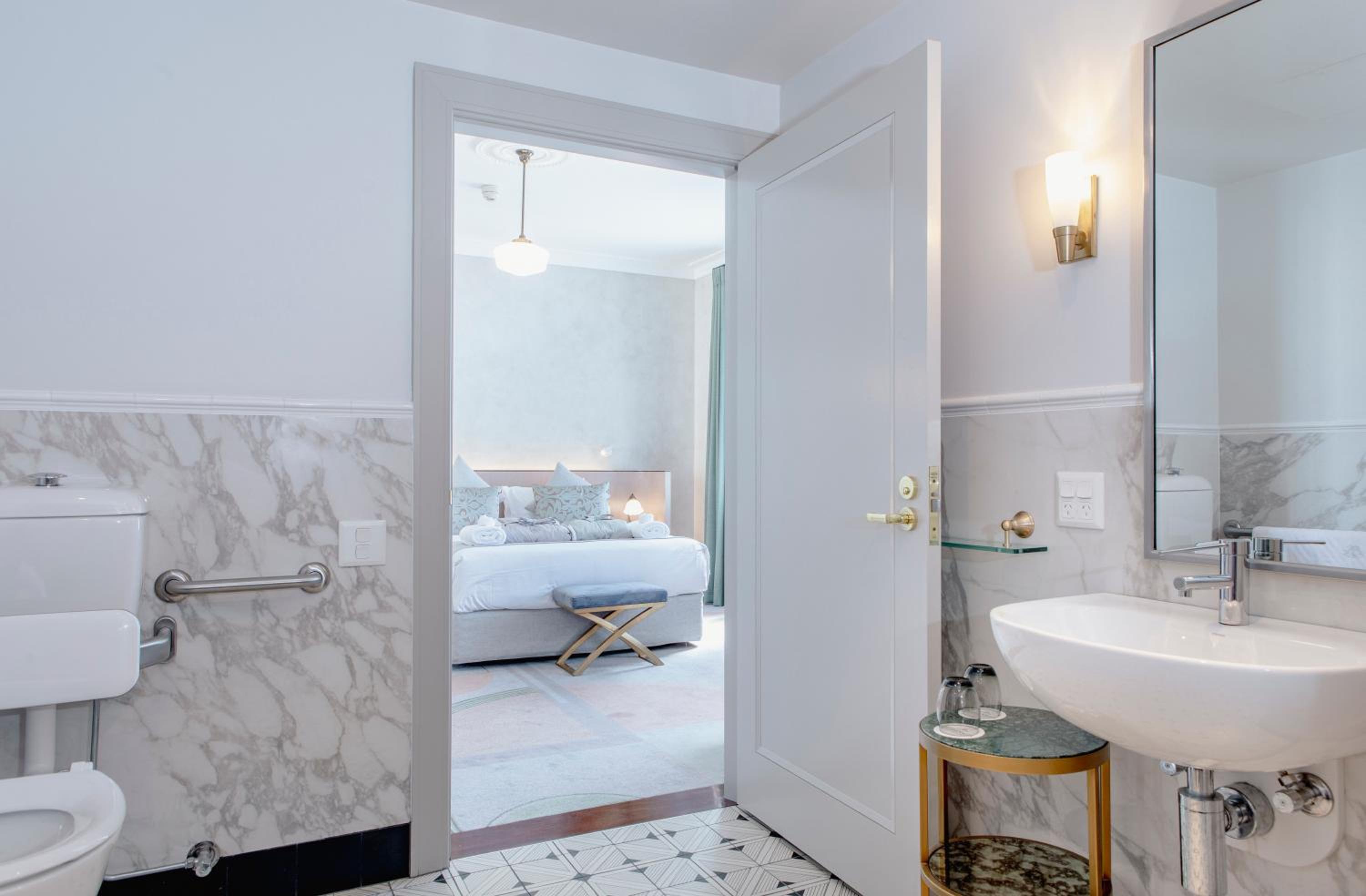 Queen Room - Disability Access photo 3