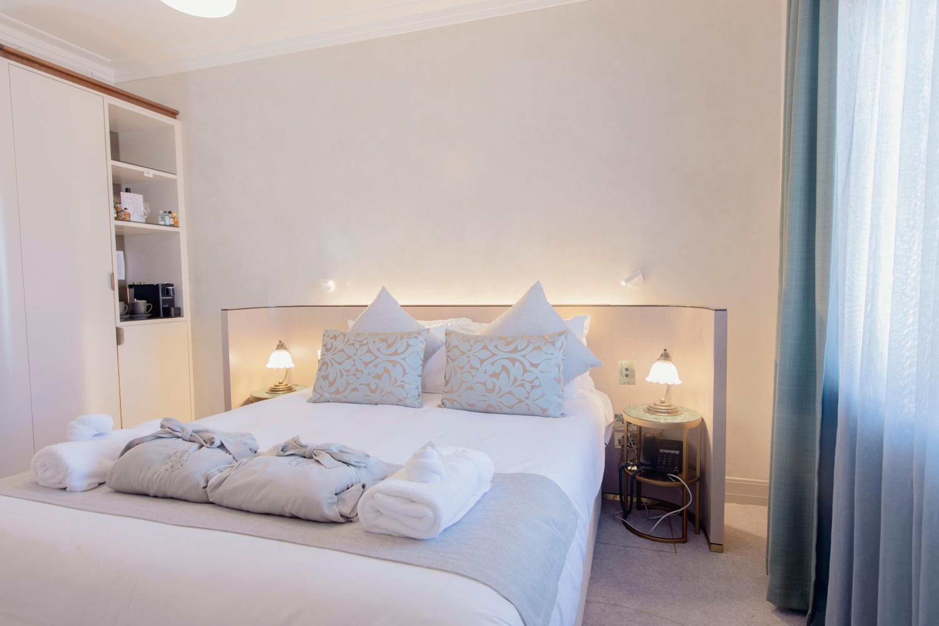 Standard Queen Room photo 3