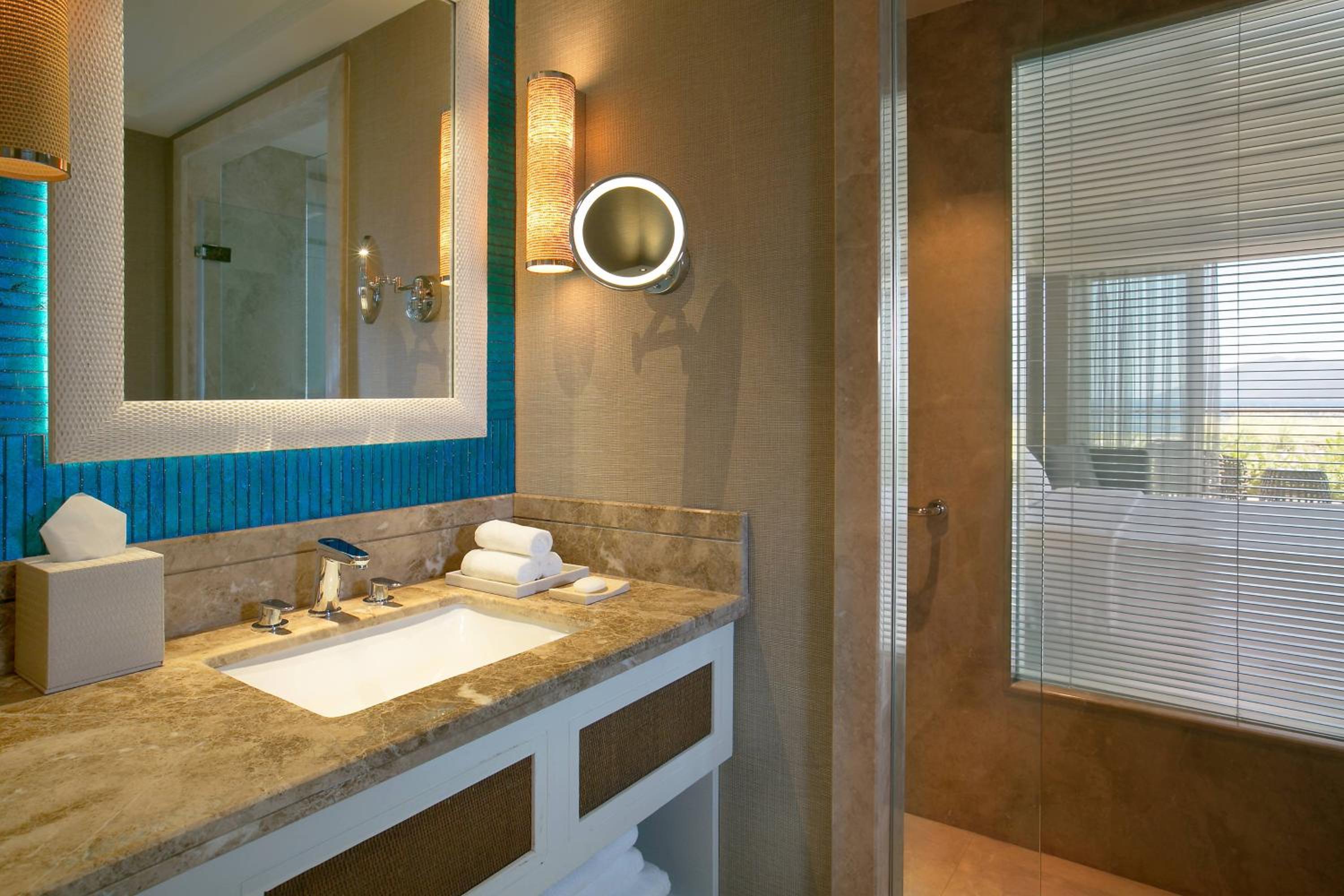 Deluxe Room, Guest room, 1 King, Sea view, Balcony