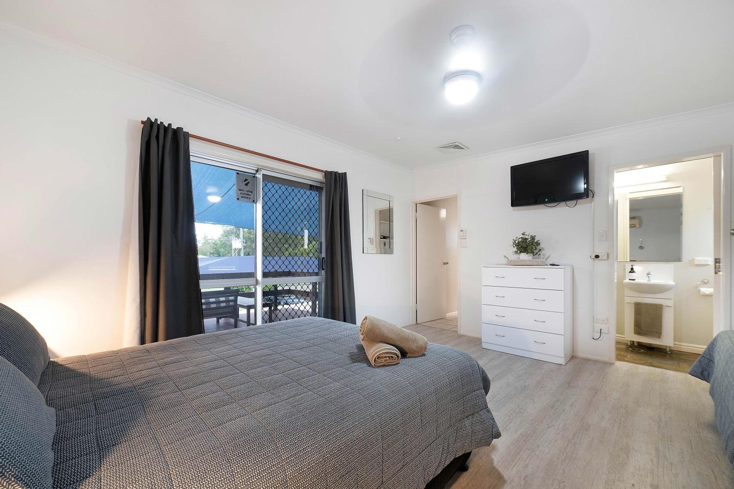 One-Bedroom Apartment with Balcony and Bathroom photo 2