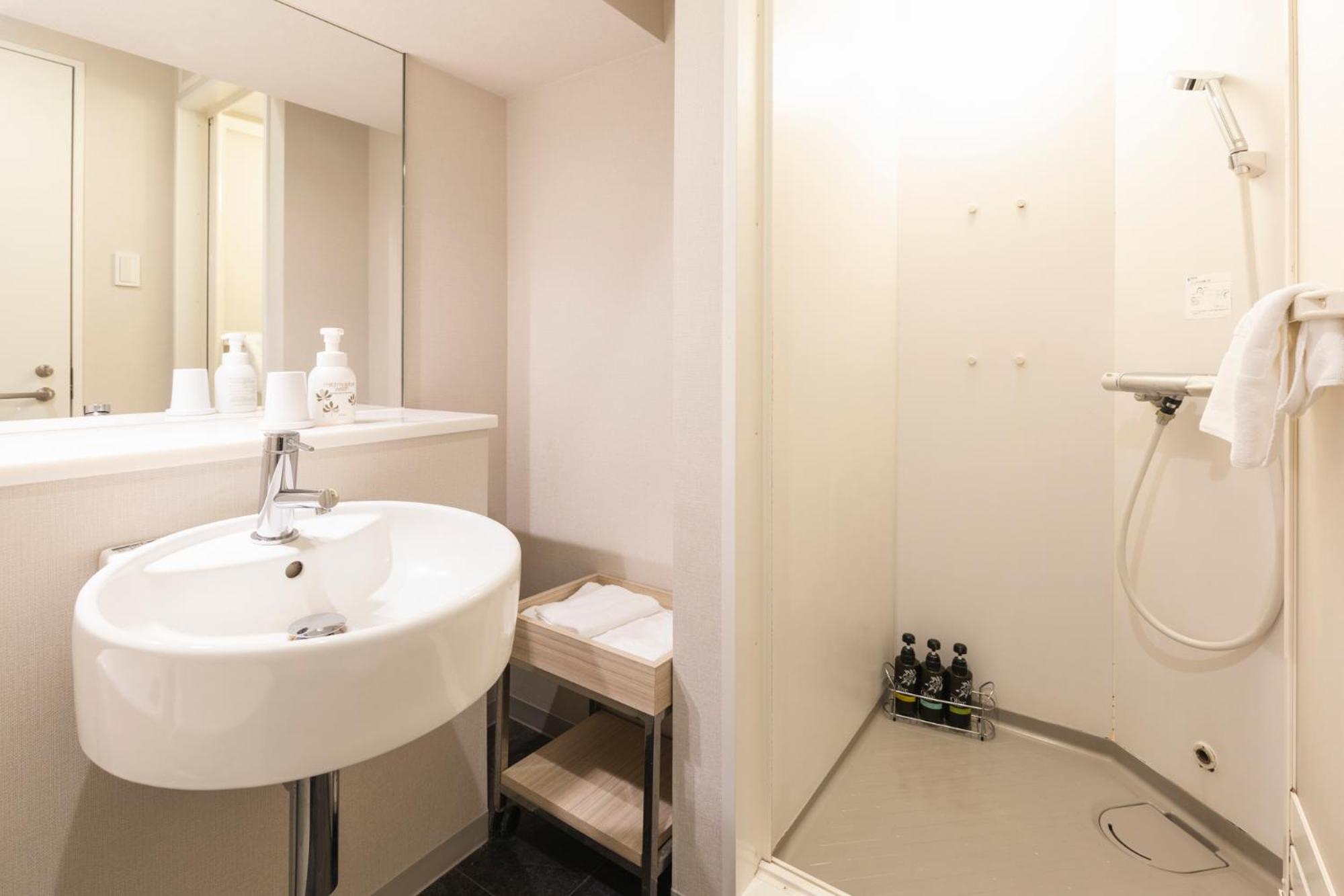 Economy Double Room with Small Double Bed with Shower Booth - Non - Smoking photo 3