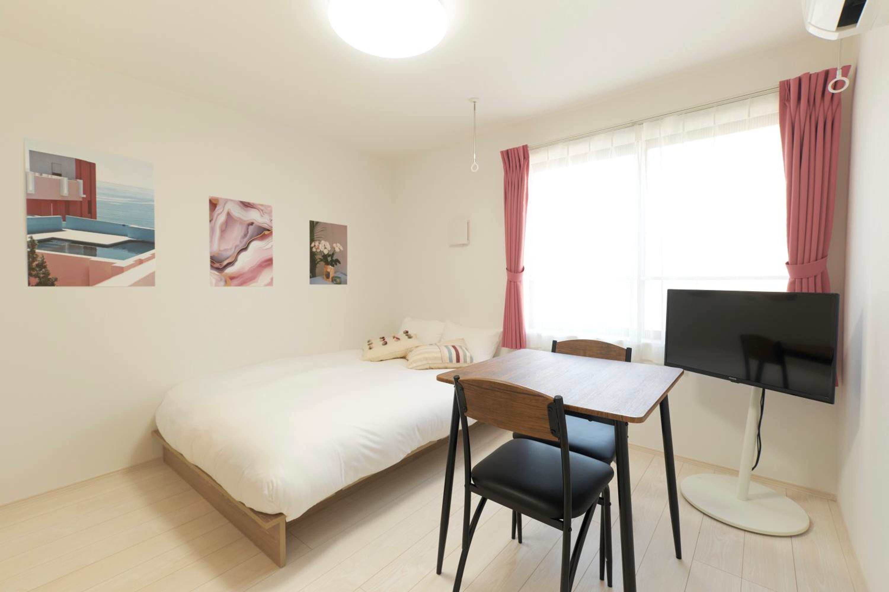 One-Bedroom Apartment photo 1