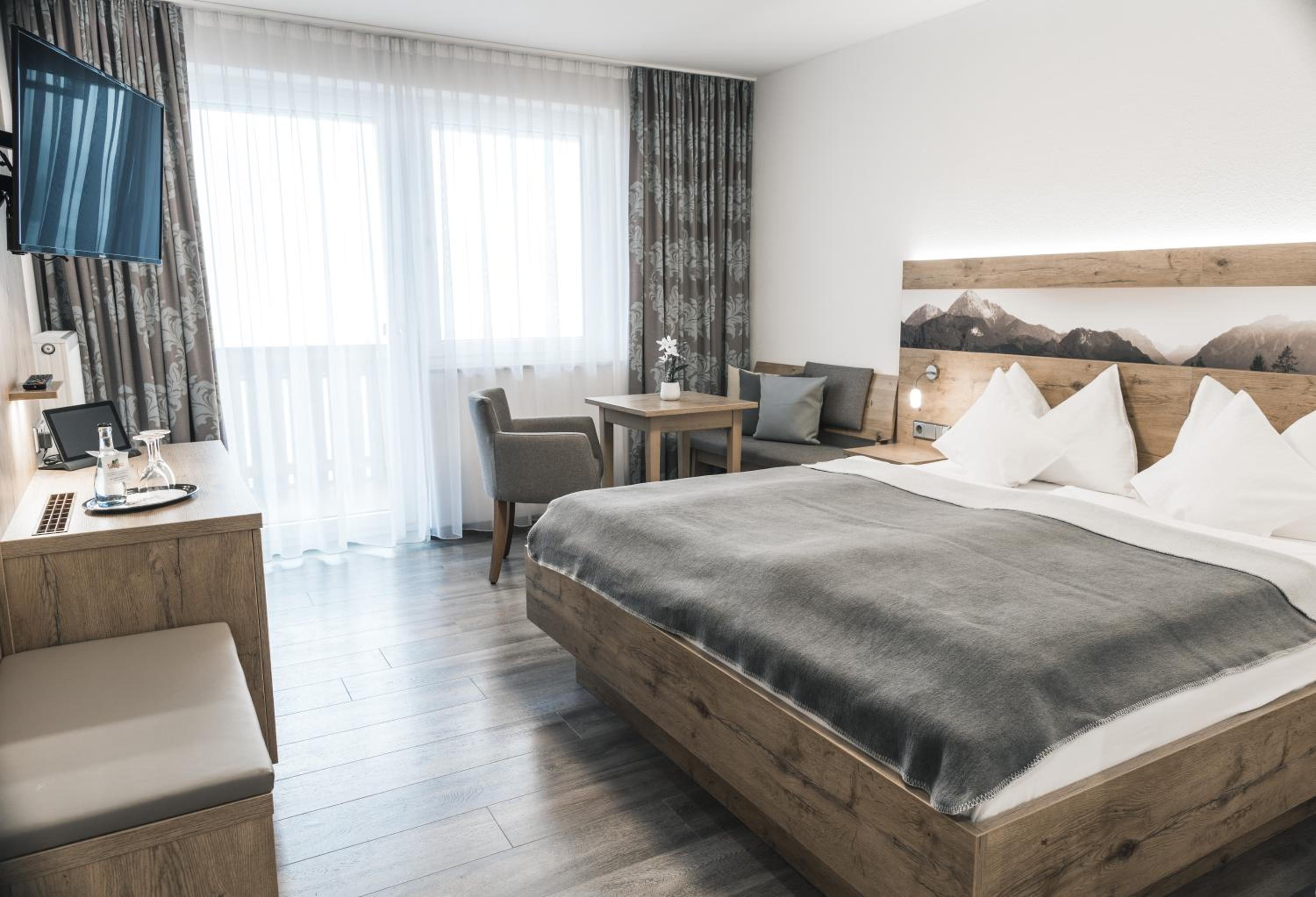 Deluxe Double Room with Balcony - Photo 5