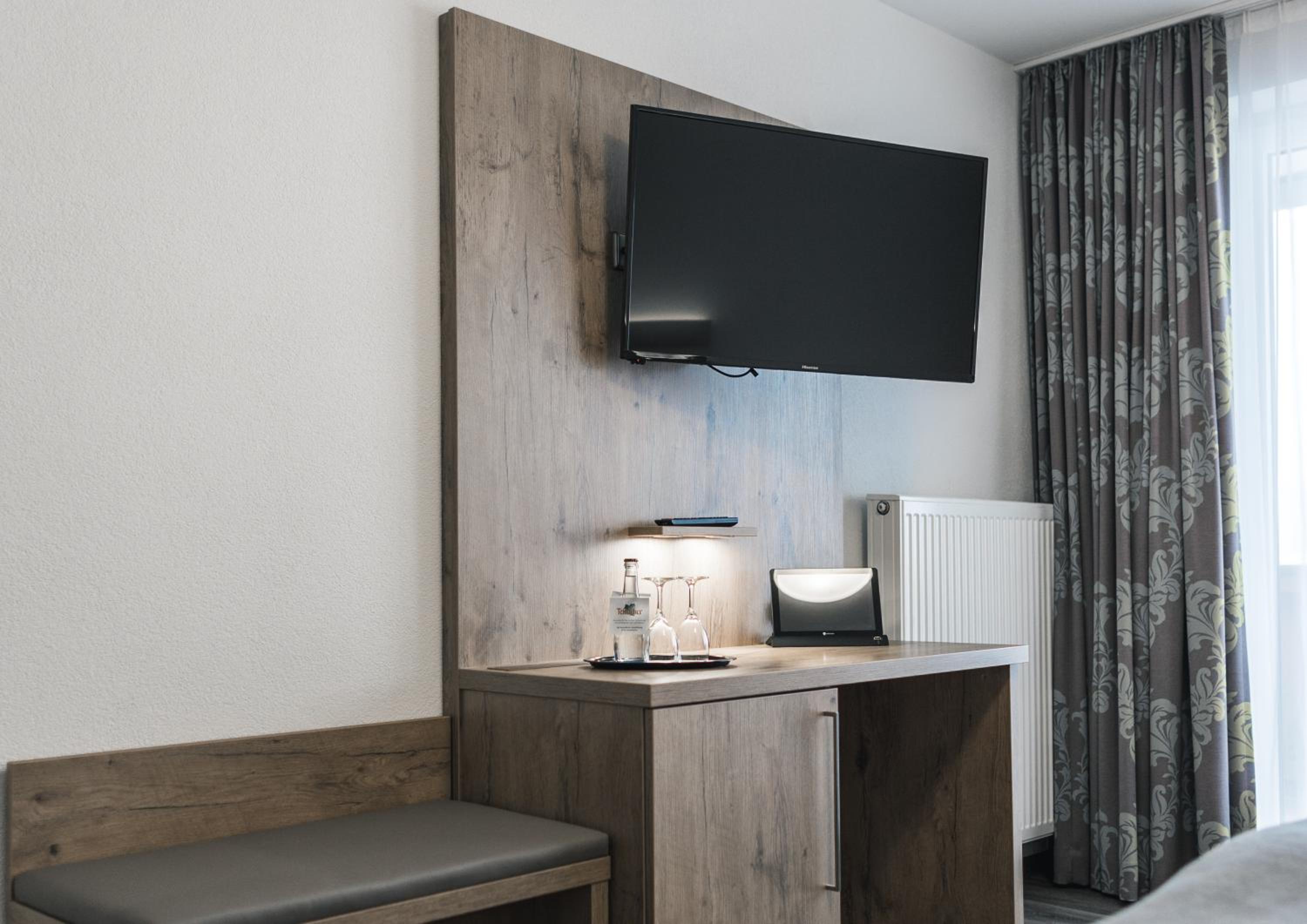 Deluxe Double Room with Balcony - Photo 8