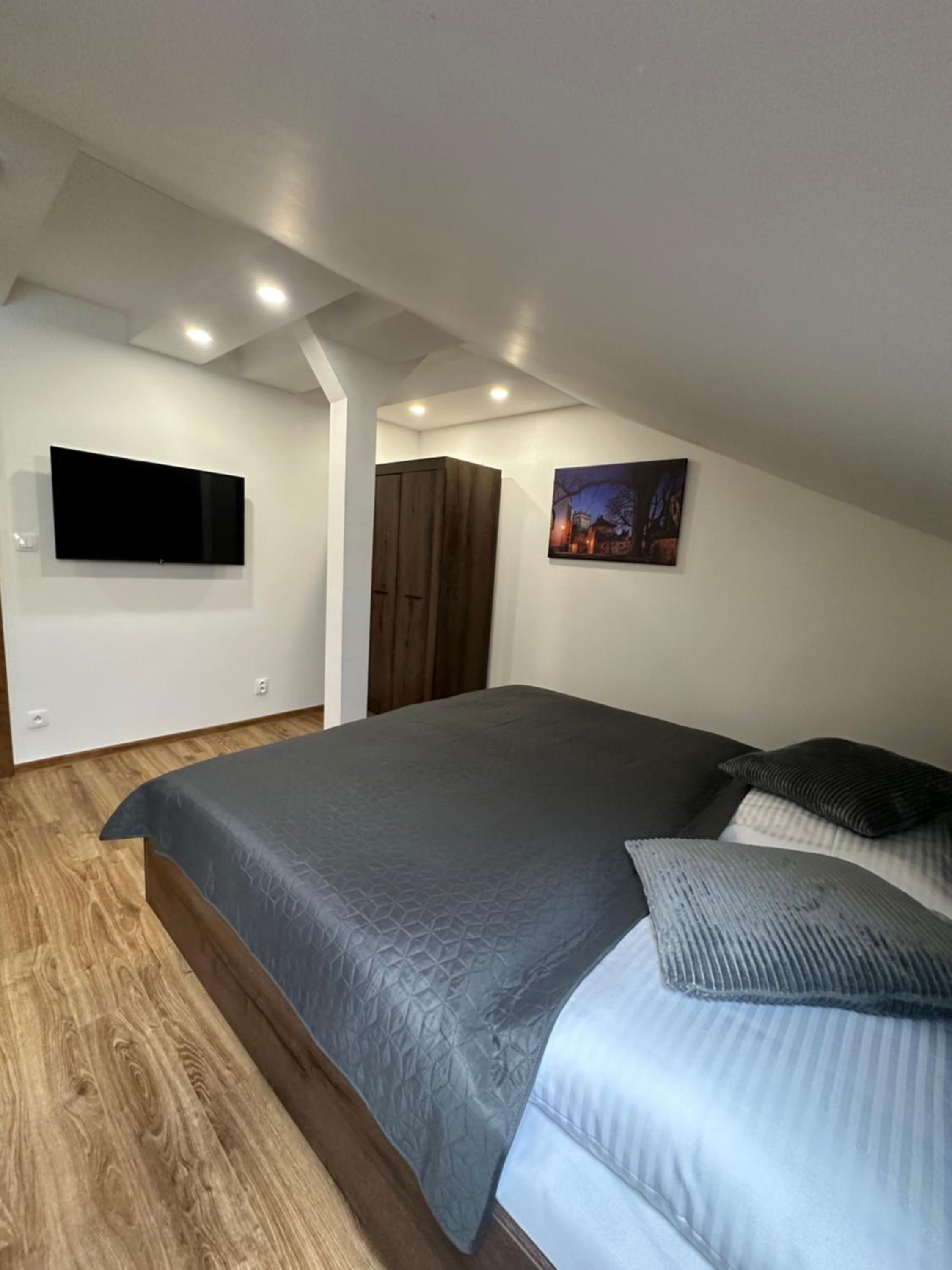 One-Bedroom Apartment photo 2