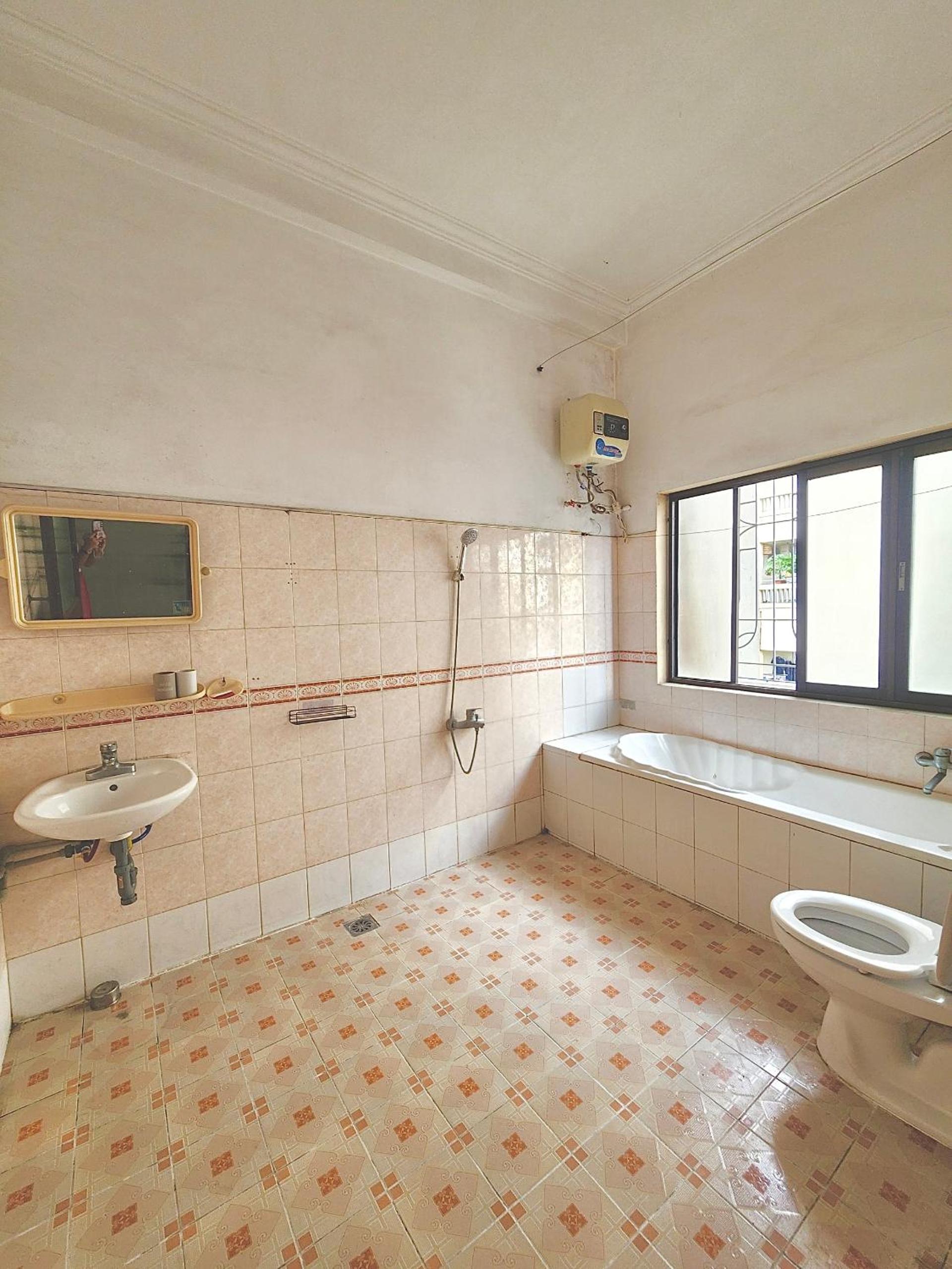 Queen Room with Shared Bathroom