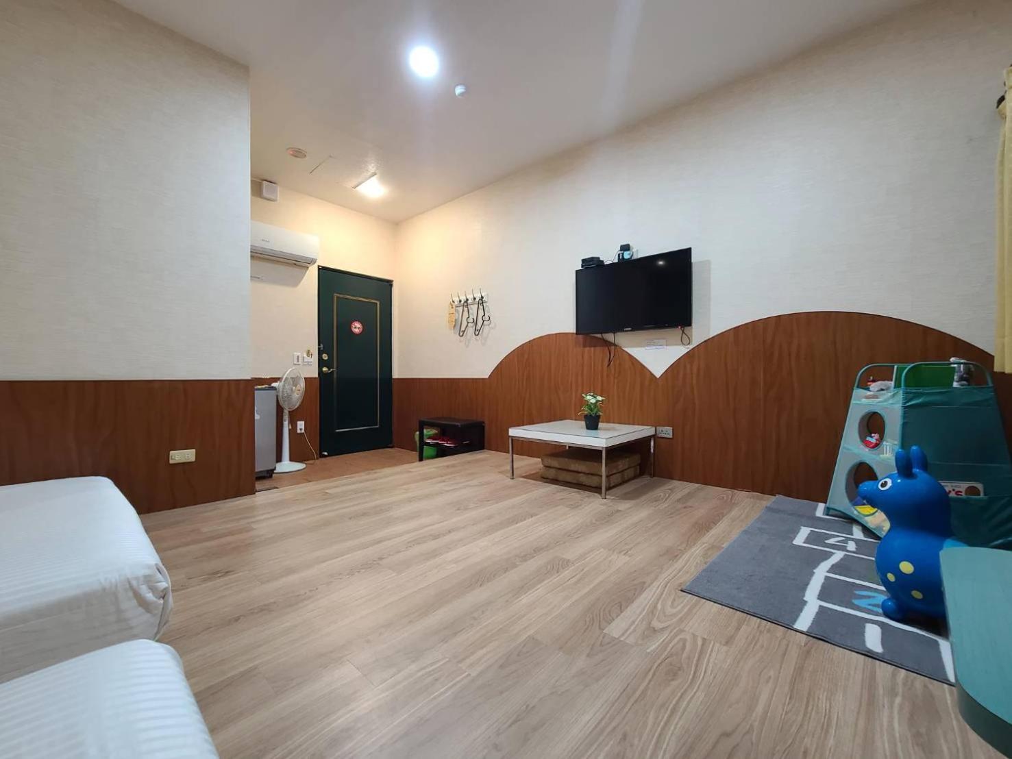 Quadruple Room with Private Bathroom photo 3