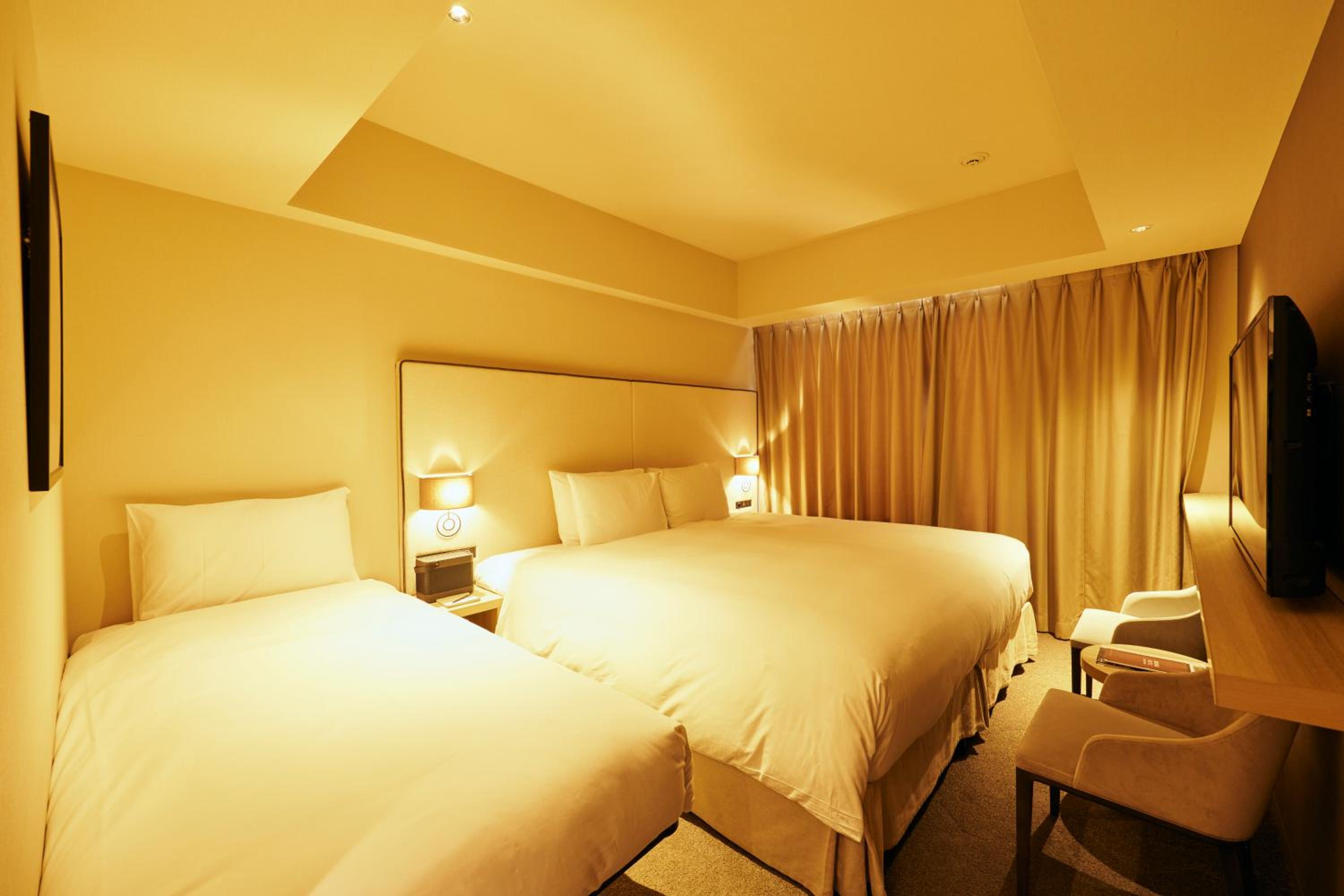 Deluxe King Room with Extra Bed - Photo 2