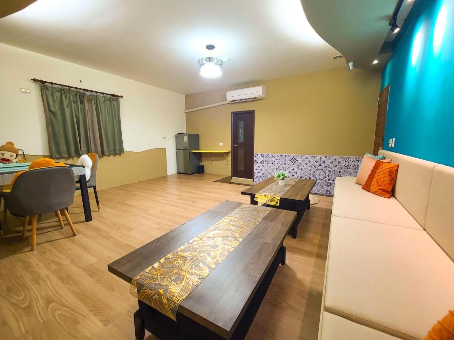 Six-Bedroom House photo 3