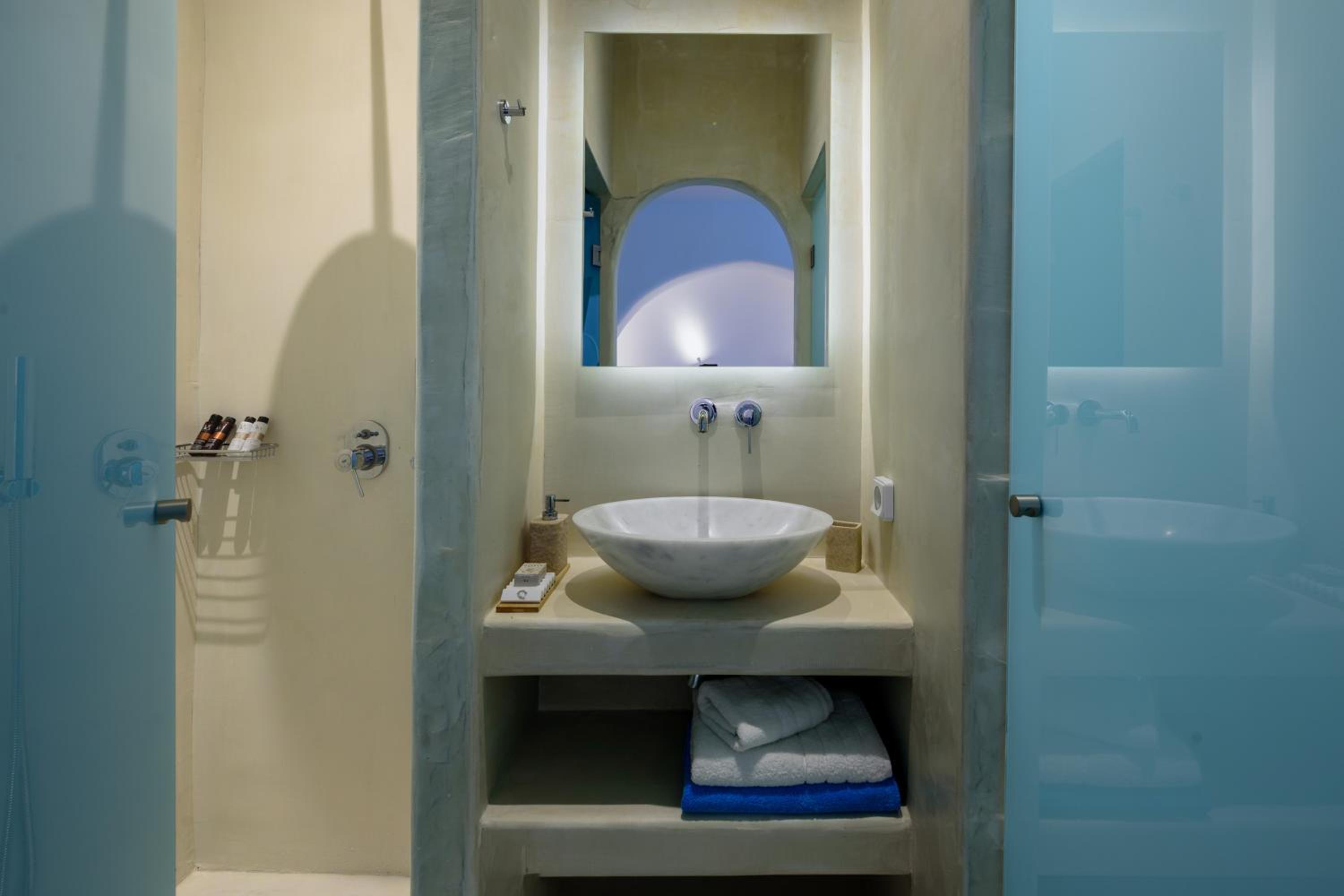 Honeymoon Suite with Private Indoor Hot Tub - Photo 7