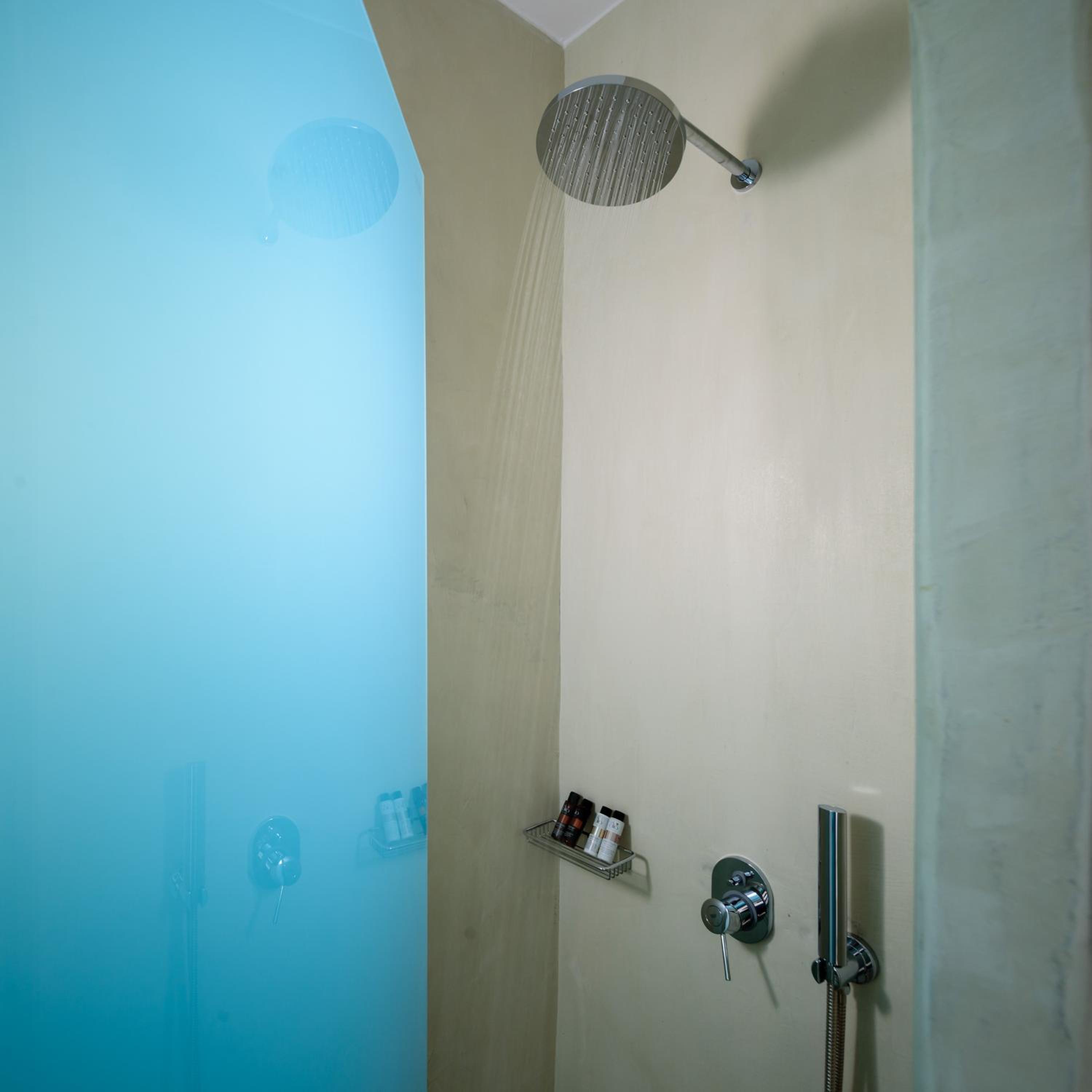 Honeymoon Suite with Private Indoor Hot Tub - Photo 2