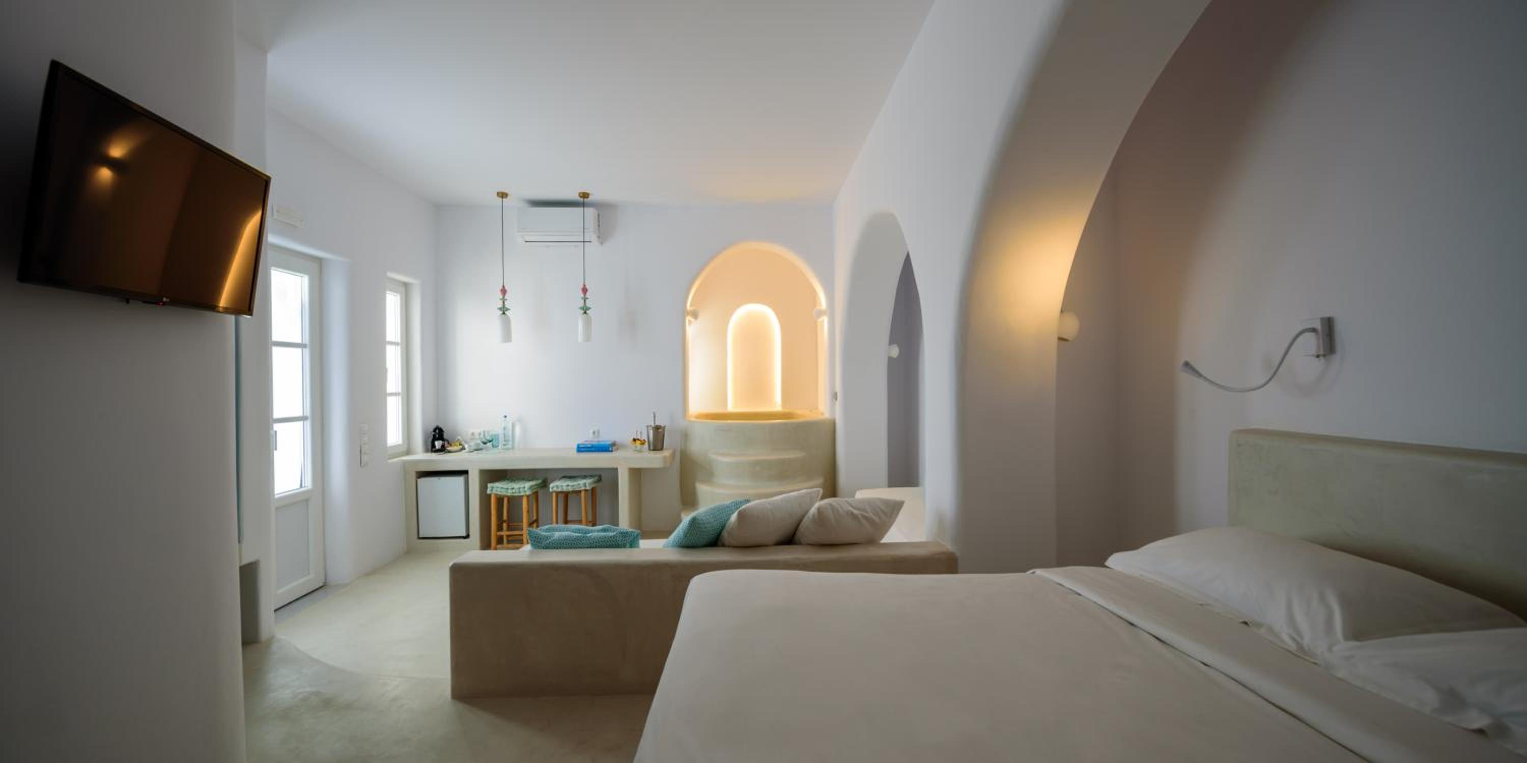 Honeymoon Suite with Private Indoor Hot Tub - Photo 3