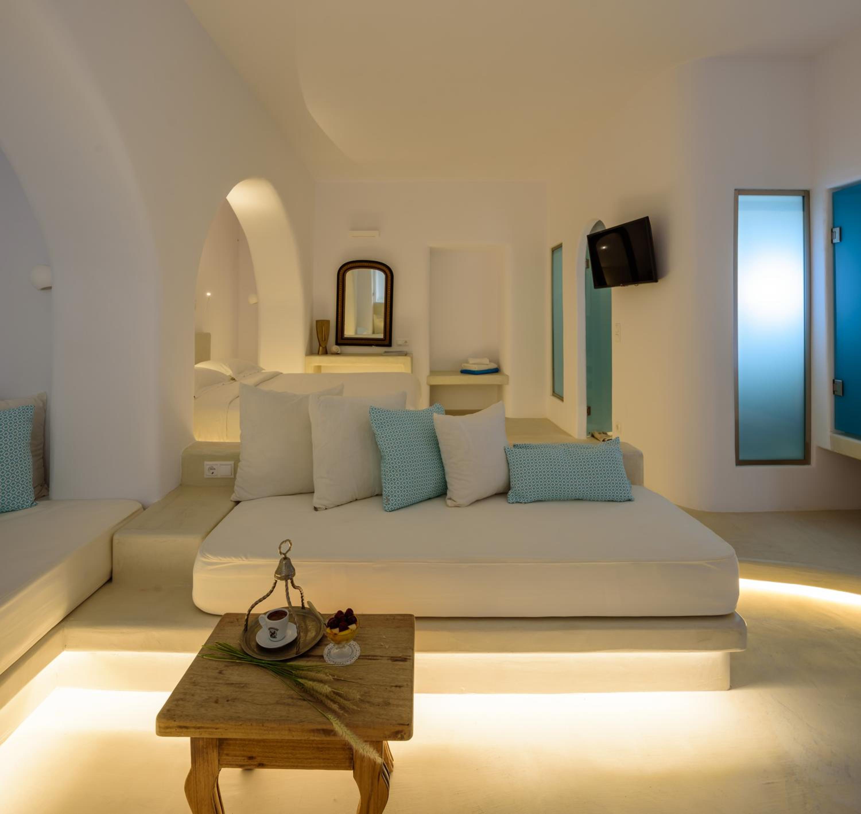 Honeymoon Suite with Private Indoor Hot Tub - Photo 8