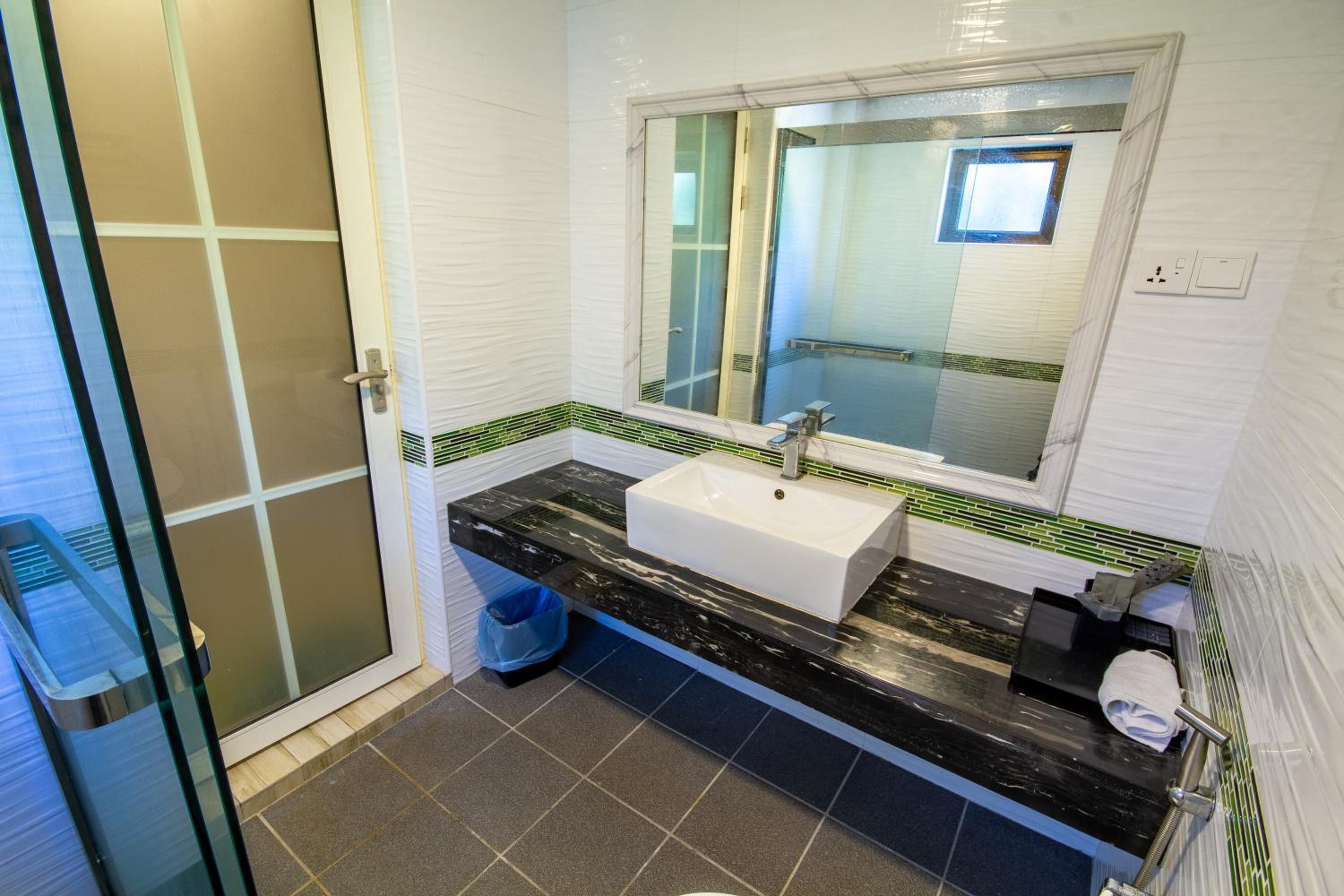 Deluxe King Room - Photo 3