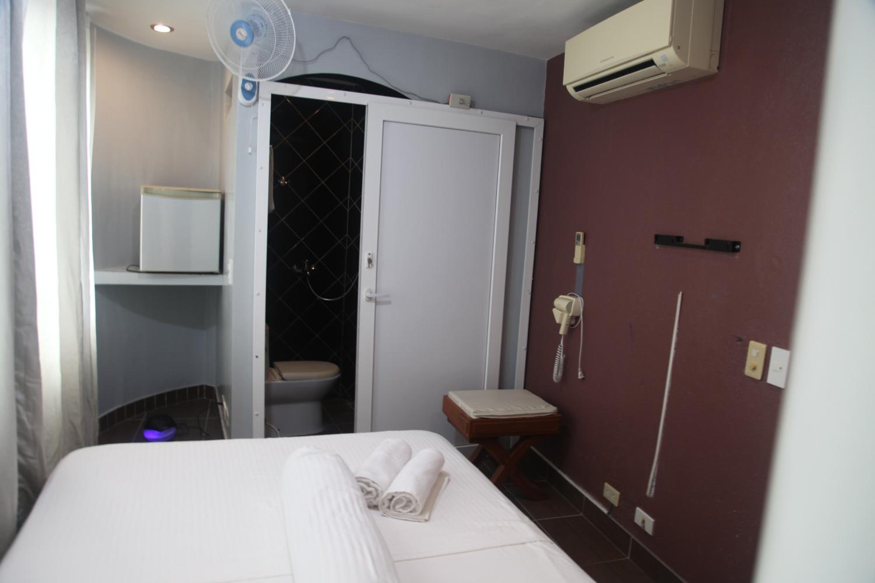 Budget Double Room - Photo 5