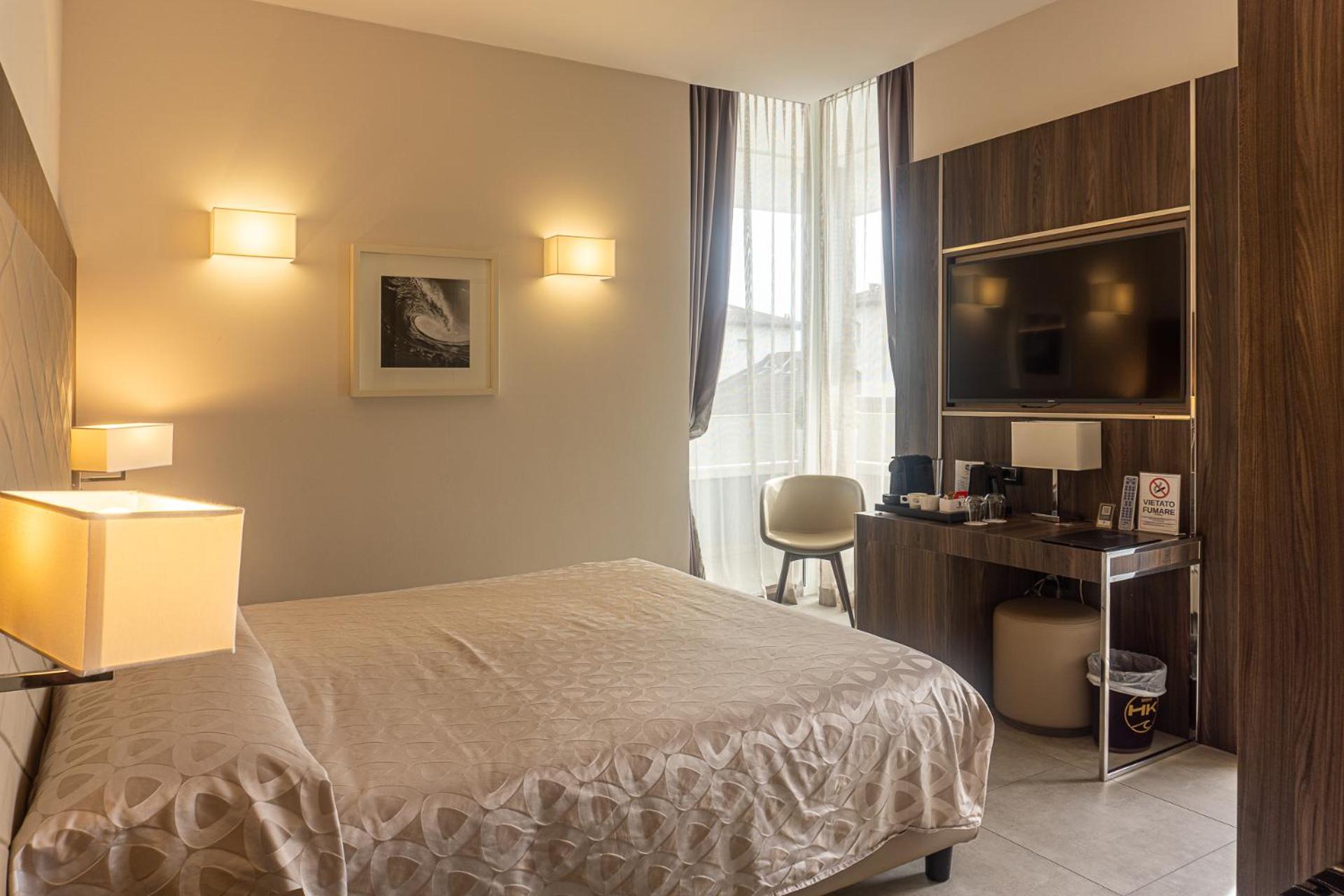 Deluxe King Room - Photo 20