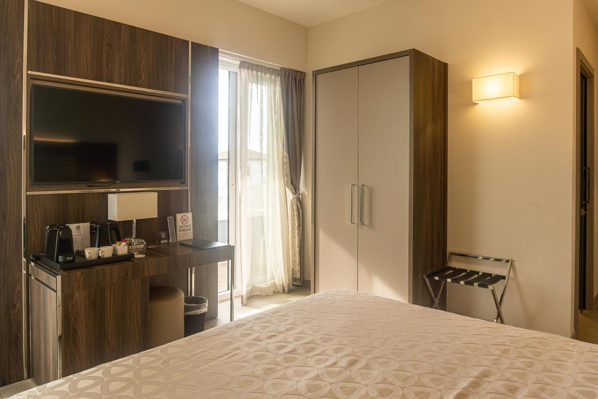Deluxe King Room - Photo 21