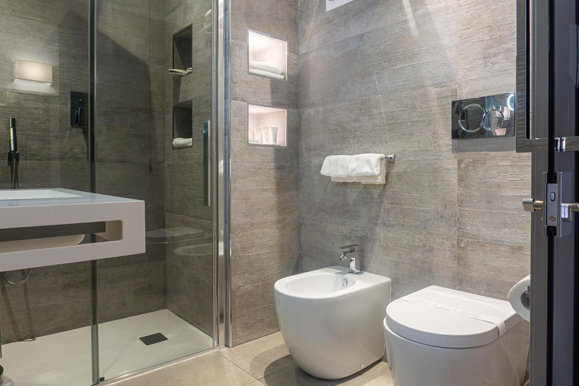 Deluxe King Room - Photo 15