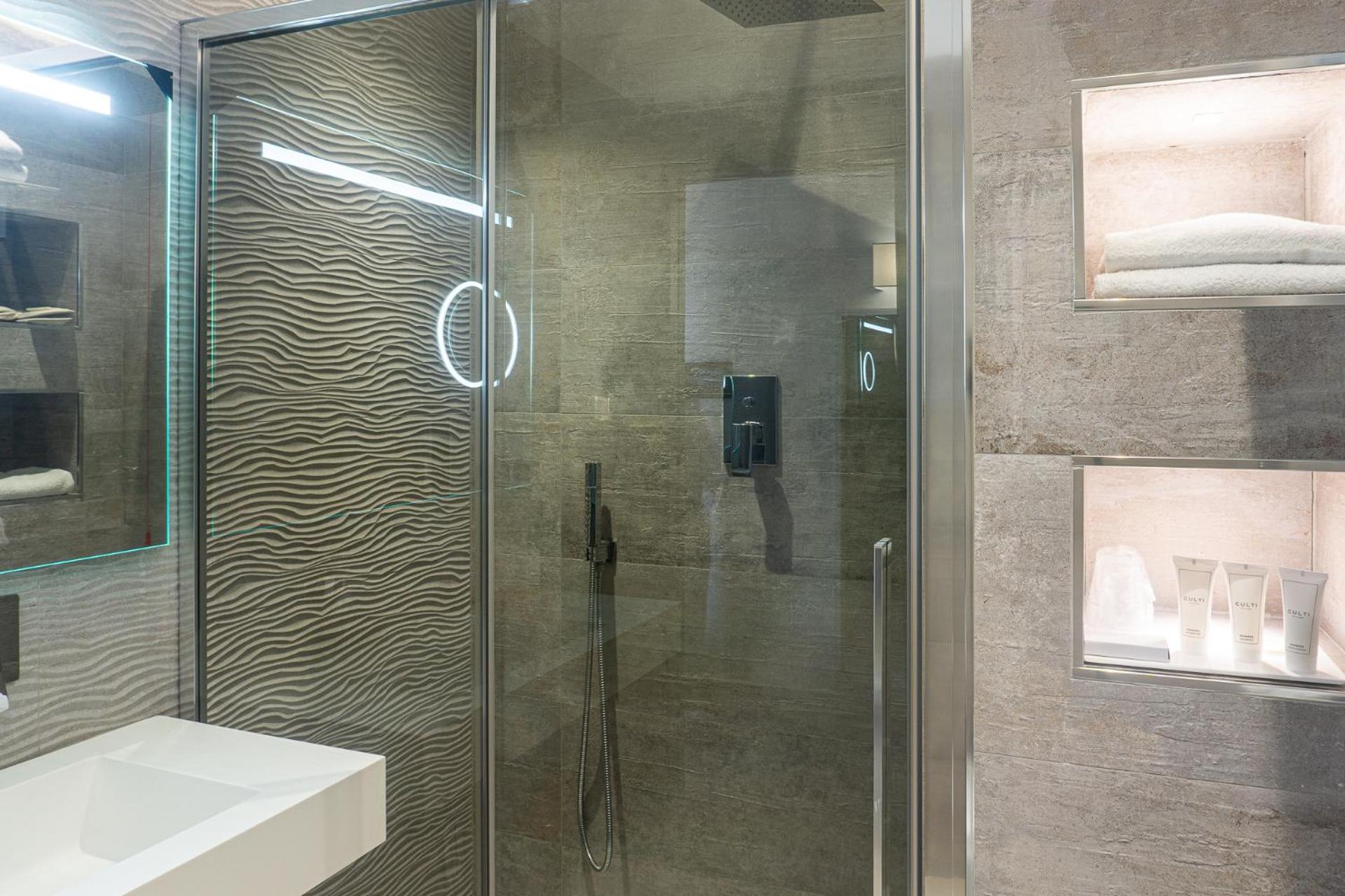 Deluxe King Room - Photo 13
