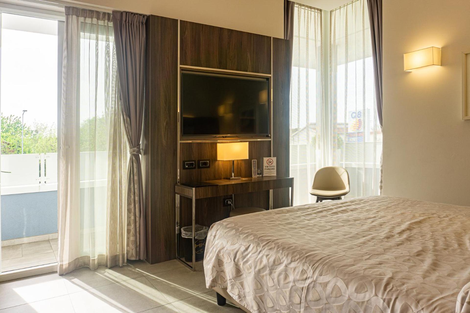 Deluxe King Room - Photo 28
