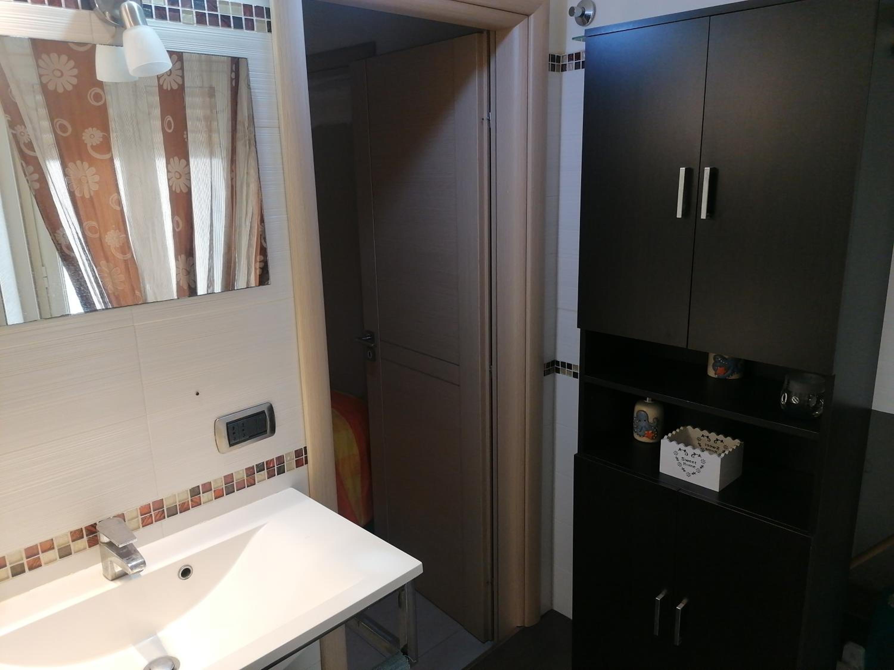 Double Room with Private Bathroom - Photo 11