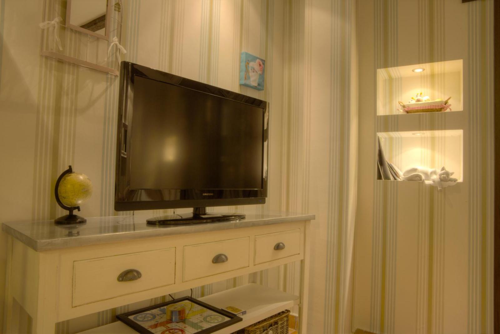 One-Bedroom Apartment (3 Adults) - Photo 1