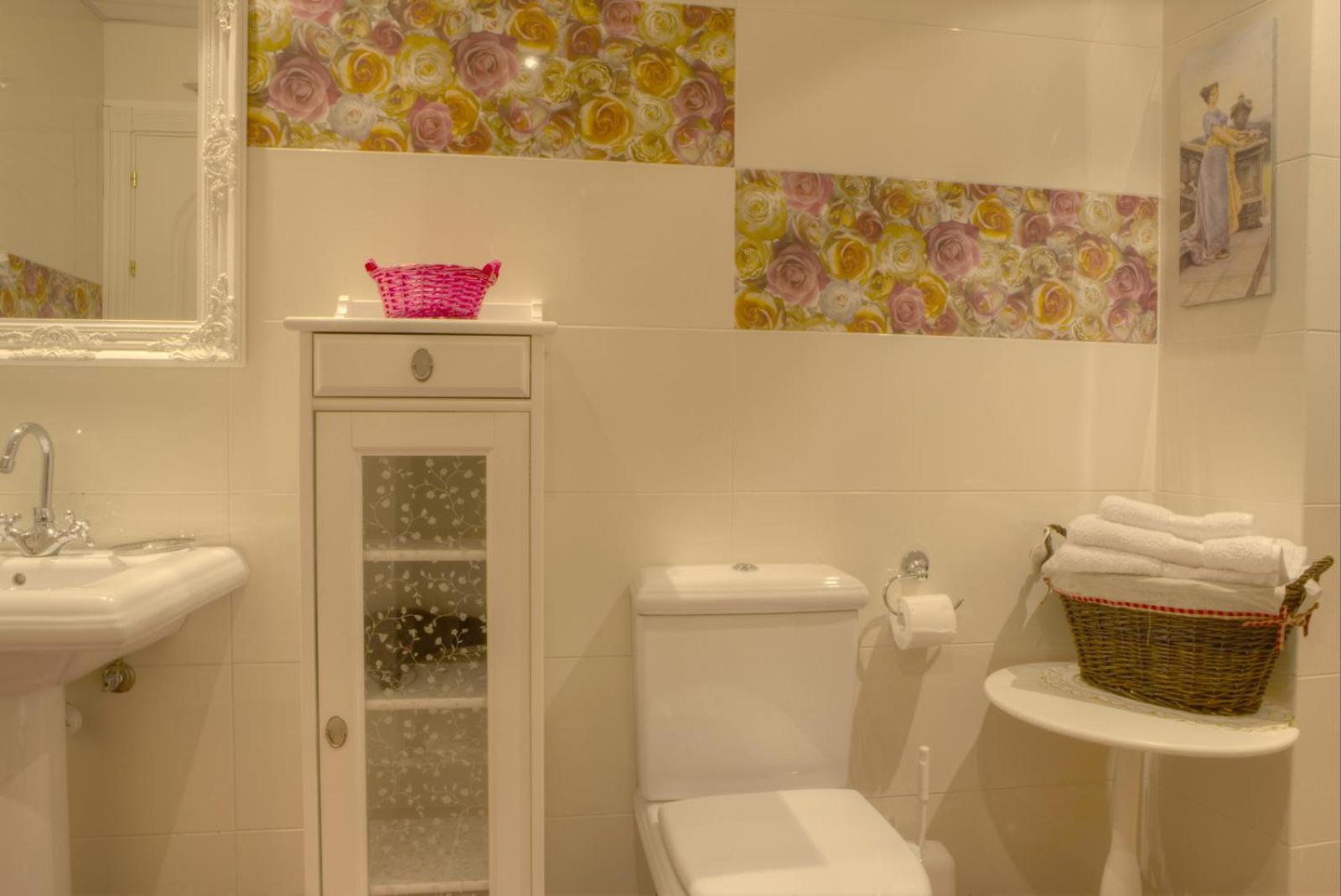 One-Bedroom Apartment (3 Adults) - Photo 32