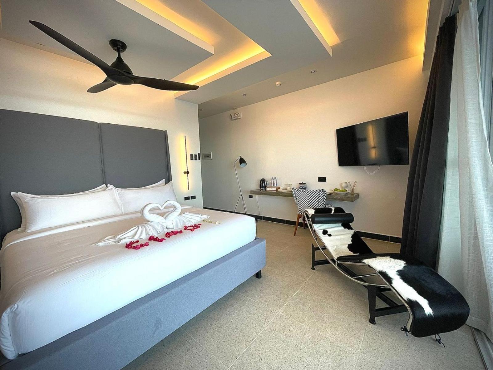 King Suite with Private Pool - Photo 16