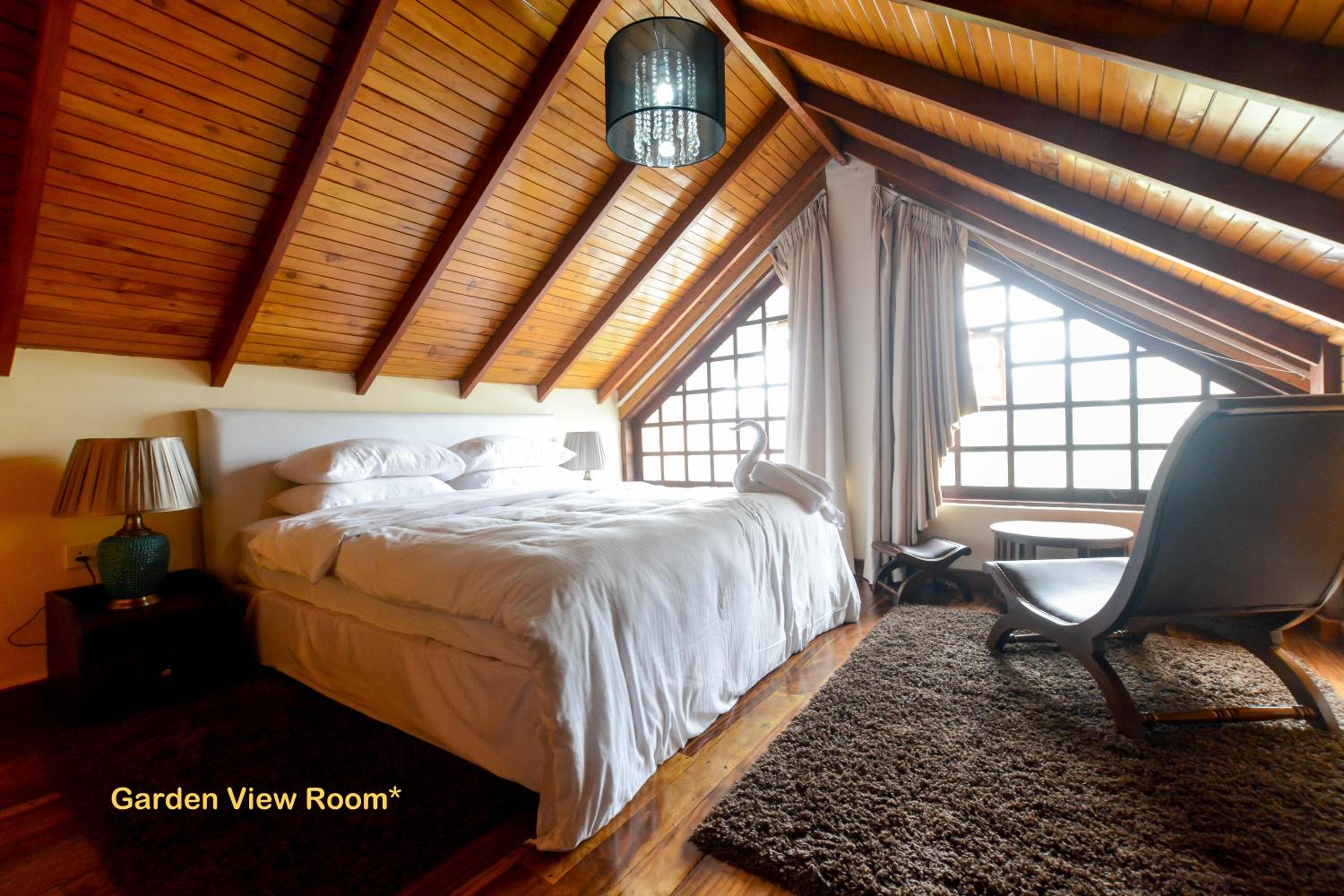 Attic Room with Bathtub photo 1