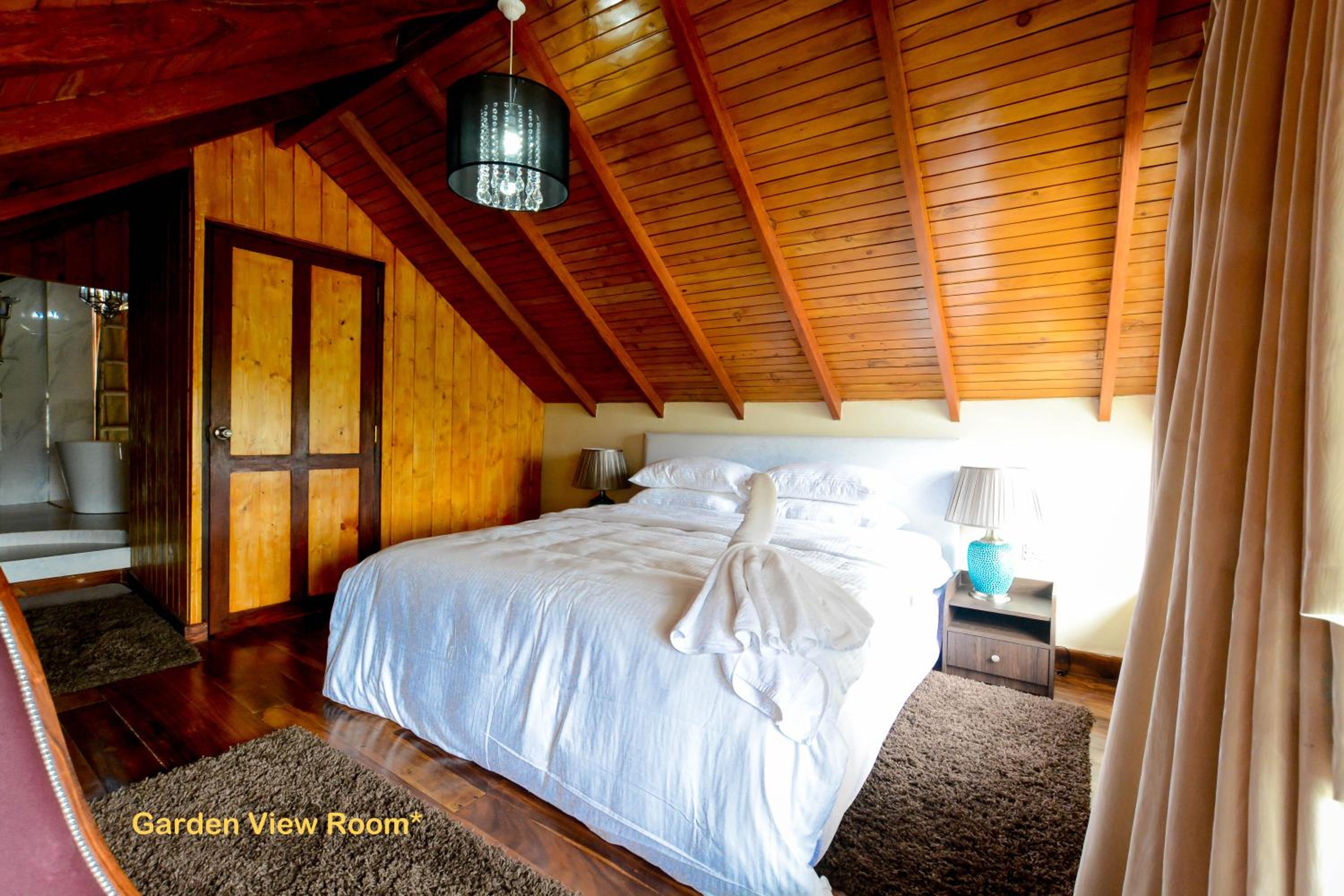 Attic Room with Bathtub photo 3