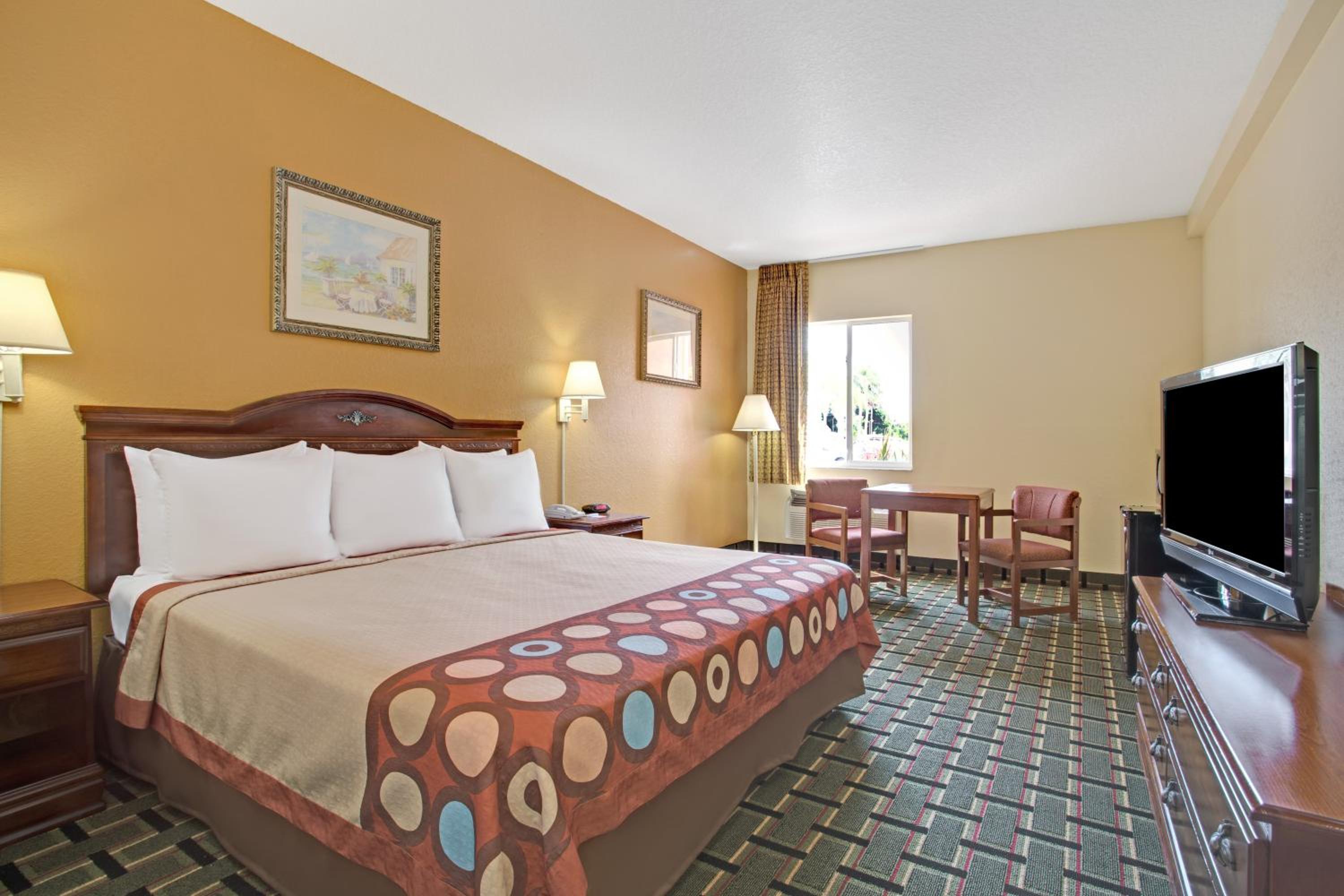 Studio Suite with Two King Beds - Non-Smoking - Photo 3