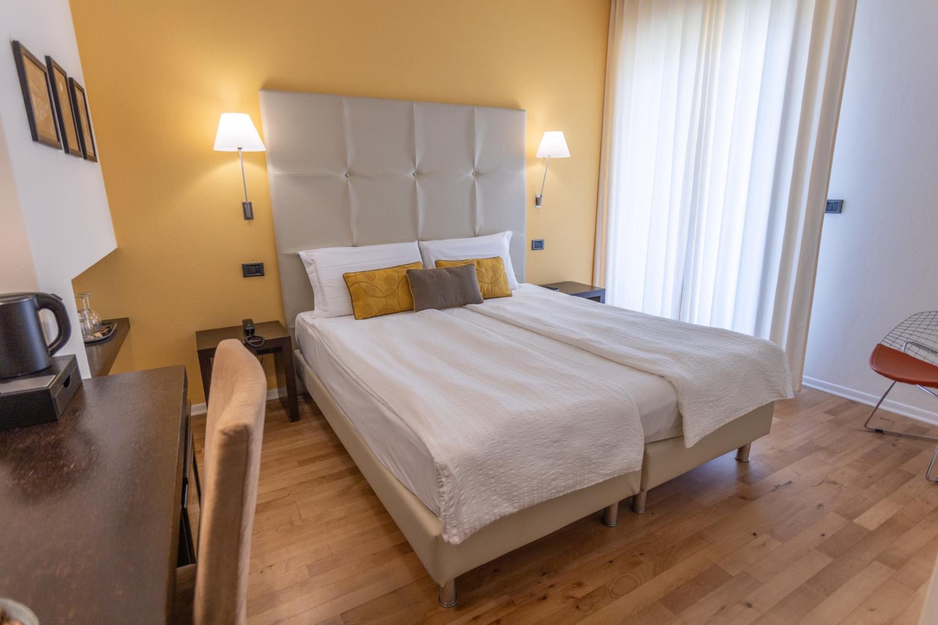 Double Room with Partial Lake View photo 2