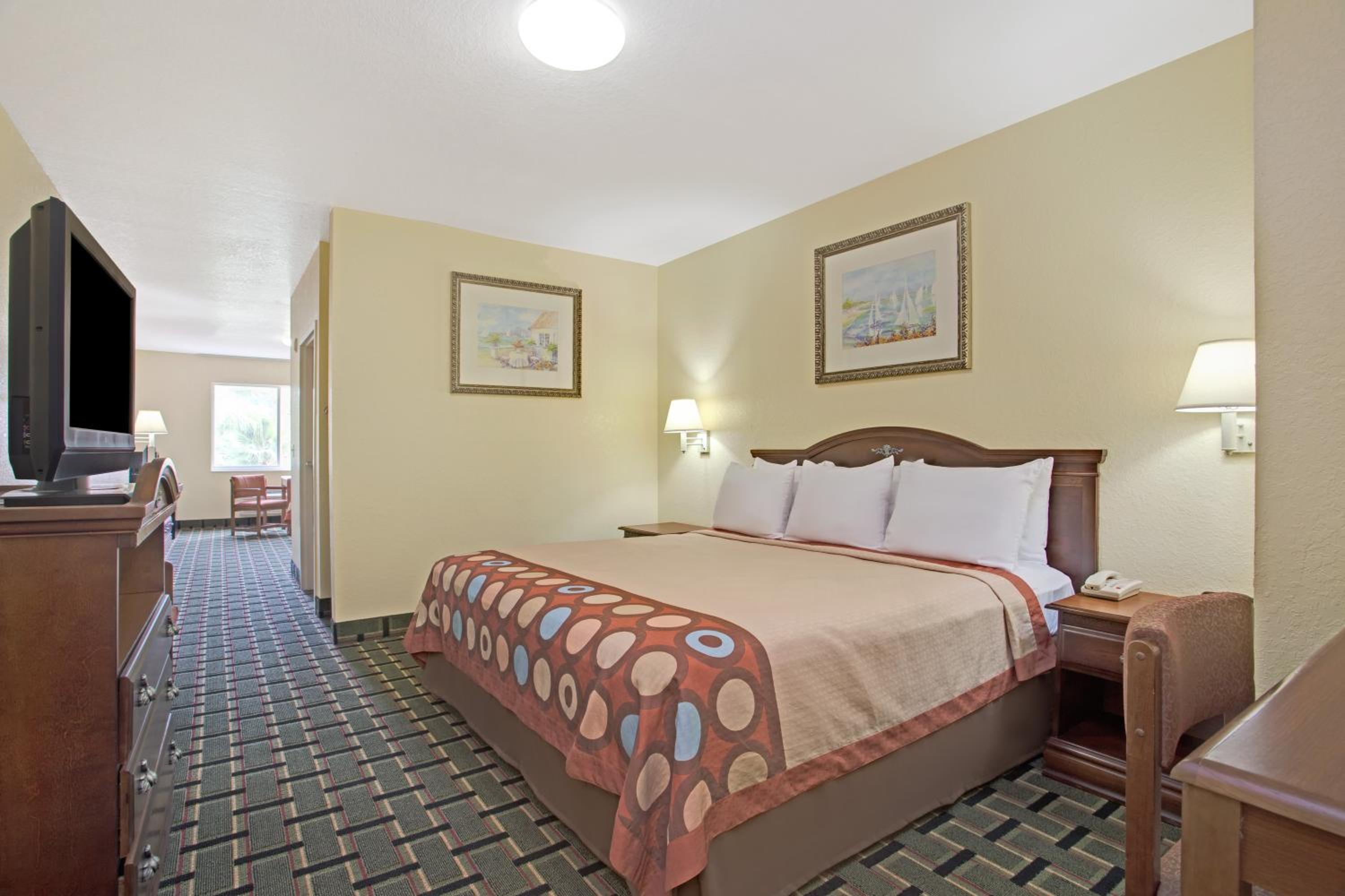 Studio Suite with Two King Beds - Non-Smoking - Photo 4